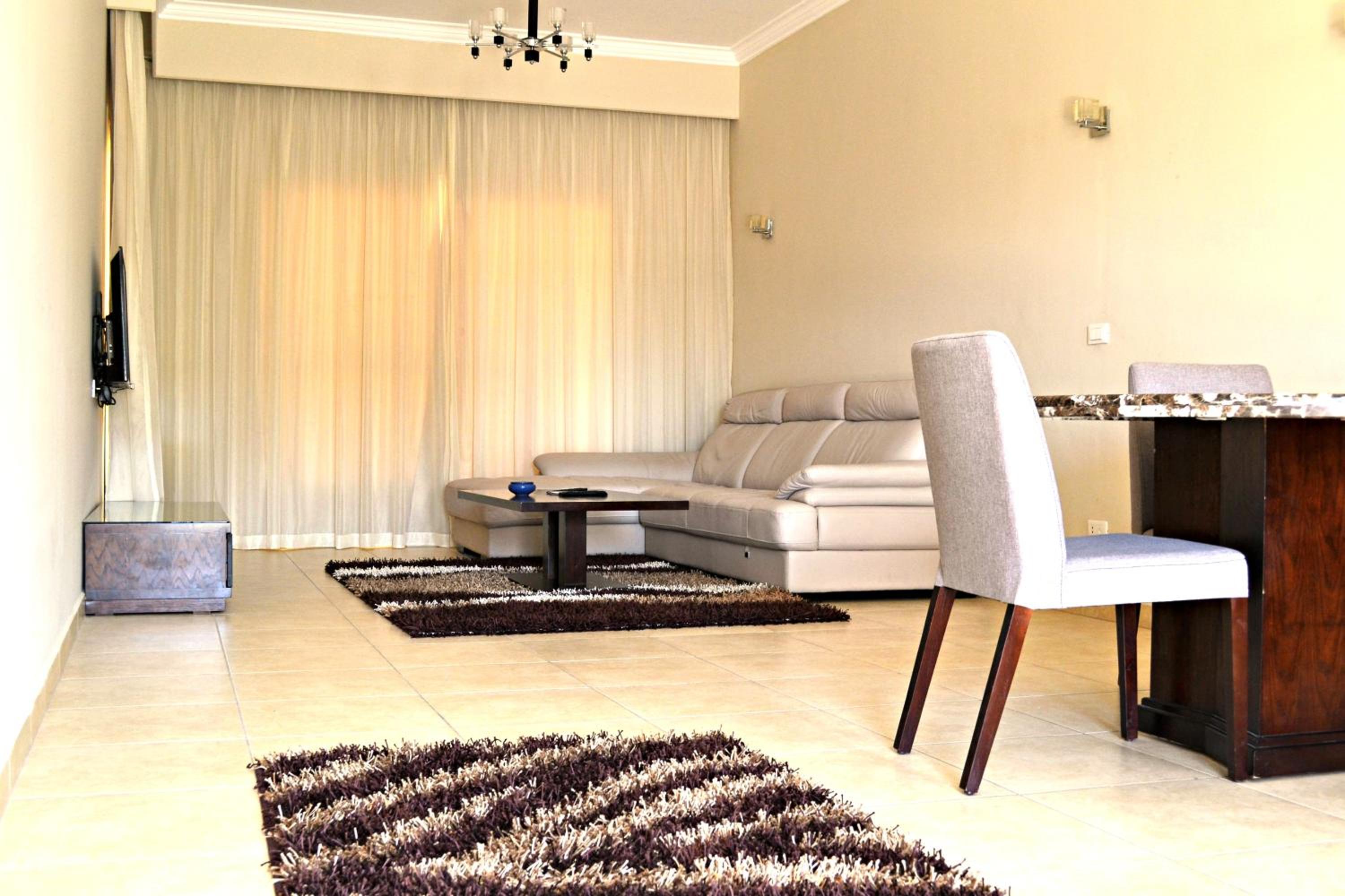 One-Bedroom Apartment - Photo 2