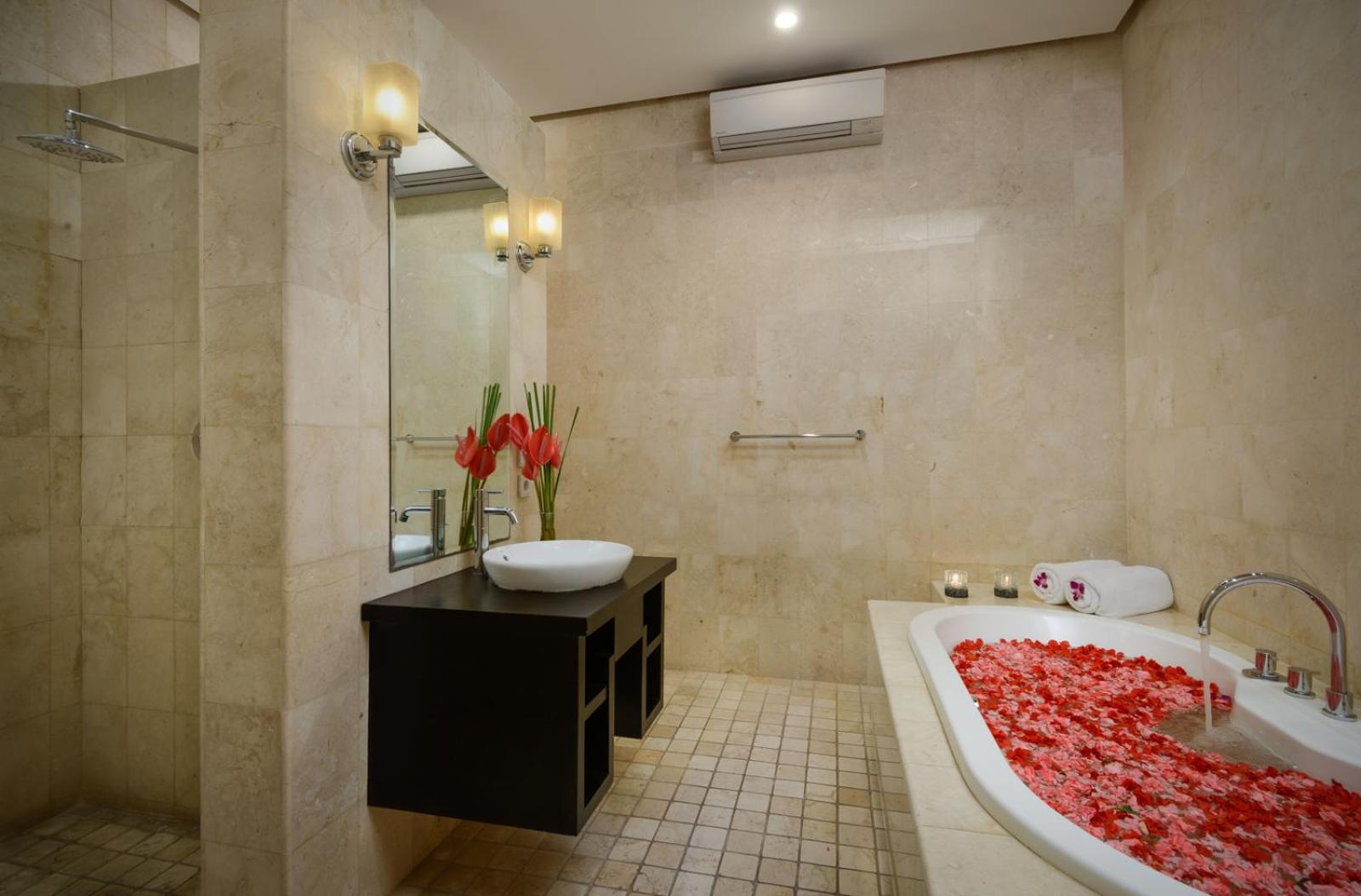 Villa with Private Pool - Photo 7