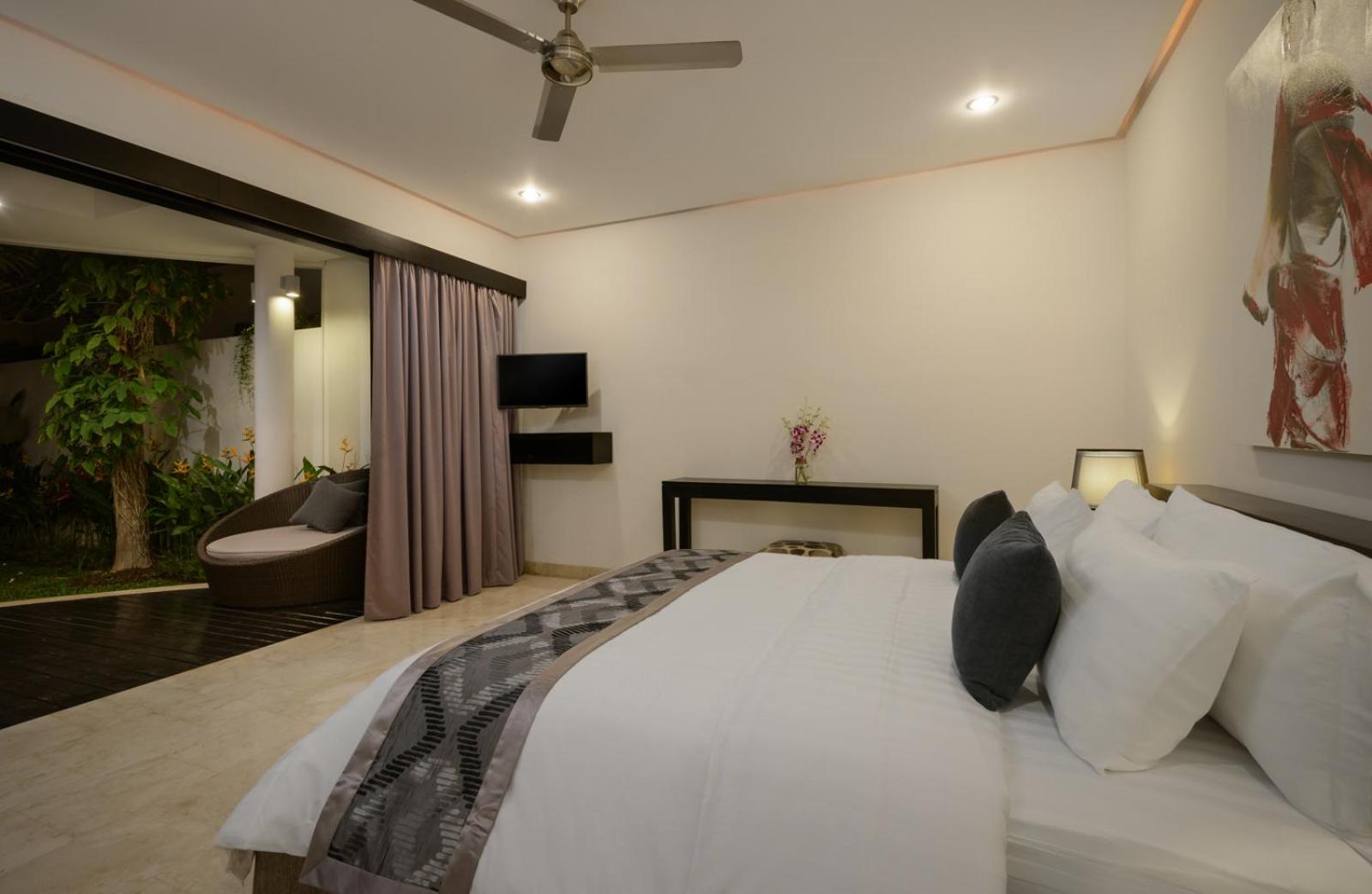 Villa with Private Pool - Photo 3