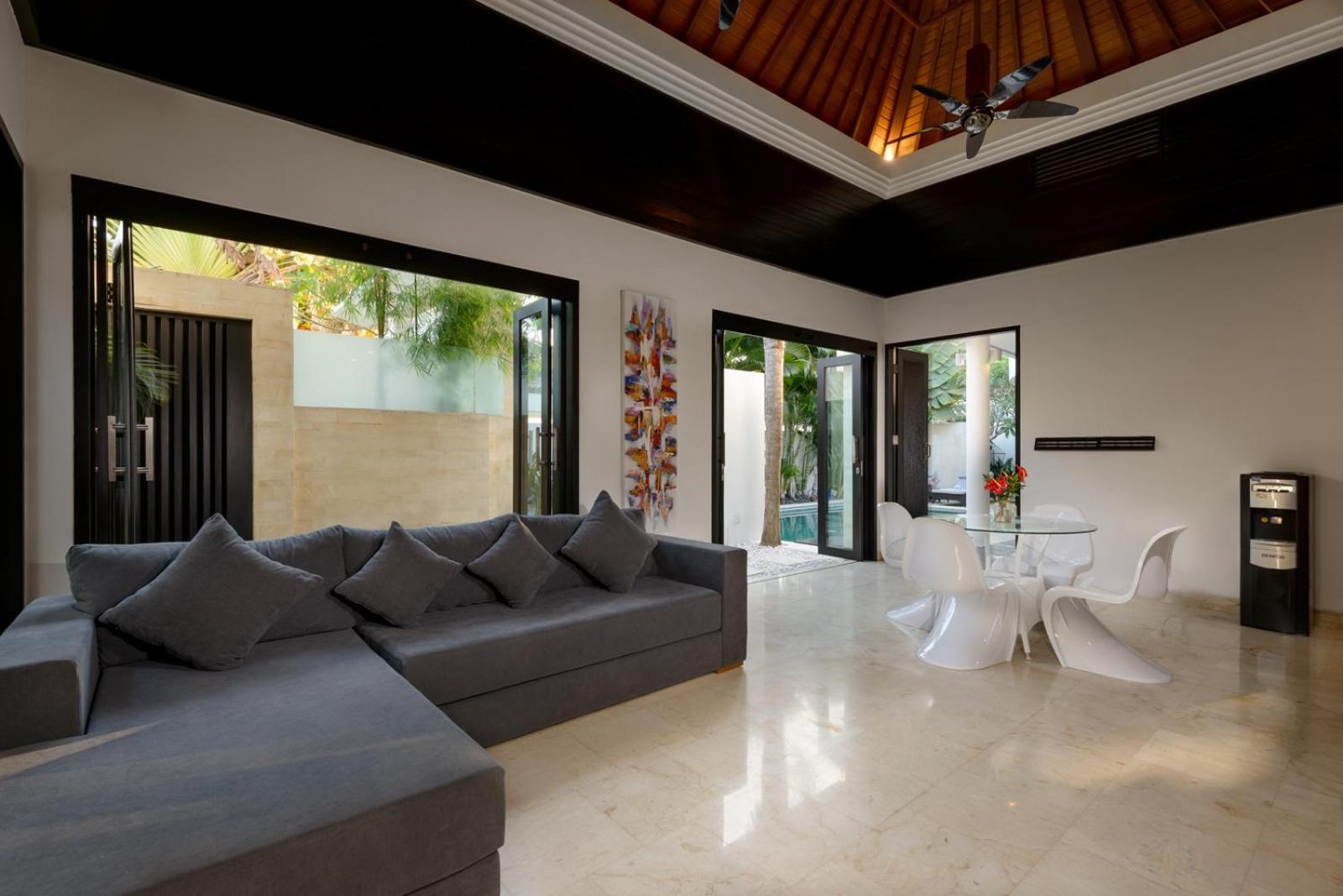 Villa with Private Pool - Photo 2