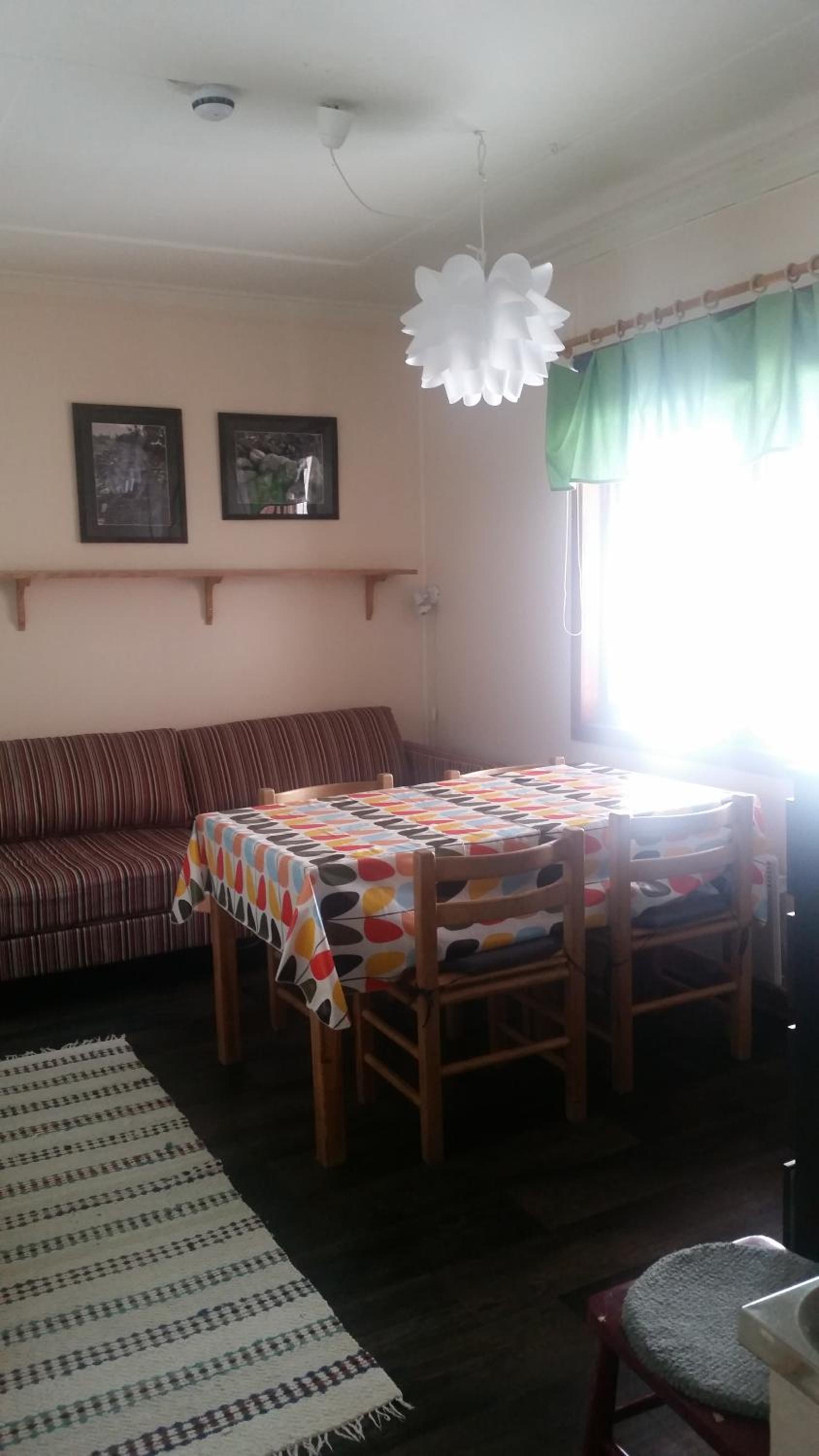 Family Room with Shared Bathroom - Pets Allowed photo 3