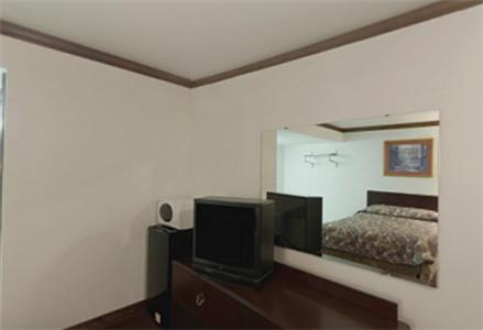 Queen Room with Two Queen Beds - Photo 5