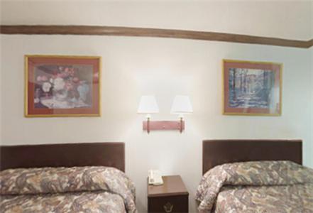 Queen Room with Two Queen Beds - Photo 6