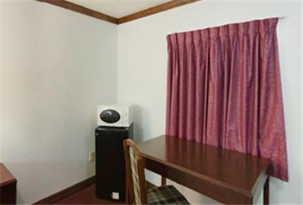 Queen Room with Two Queen Beds - Photo 4