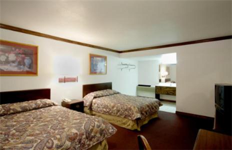 Queen Room with Two Queen Beds - Photo 3
