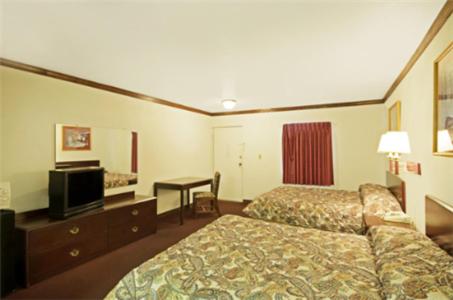 Queen Room with Two Queen Beds - Photo 1
