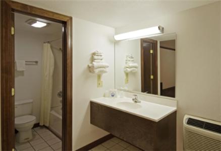 Queen Room with Two Queen Beds - Photo 2