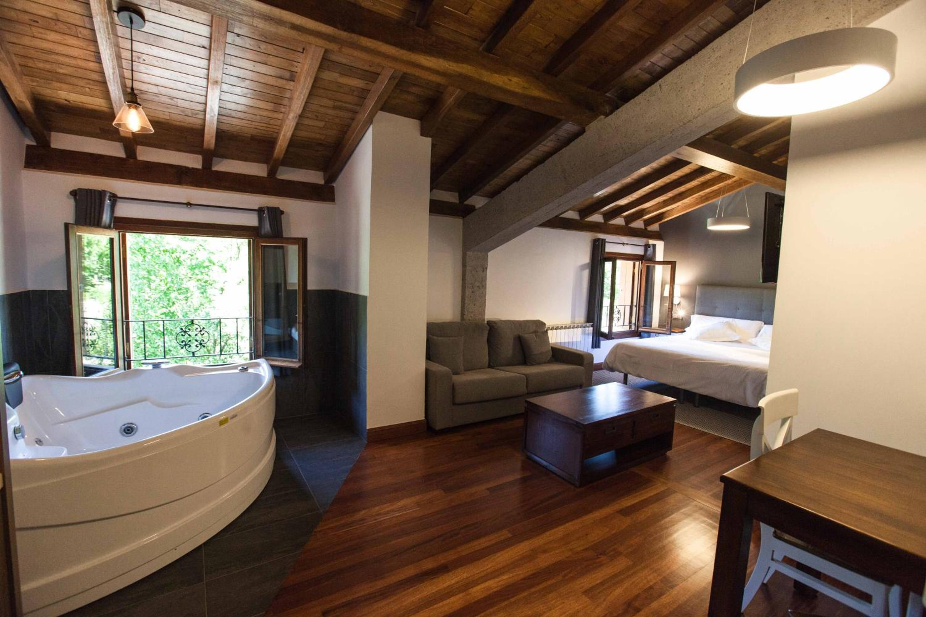 Habitación King con bañera de hidromasaje.