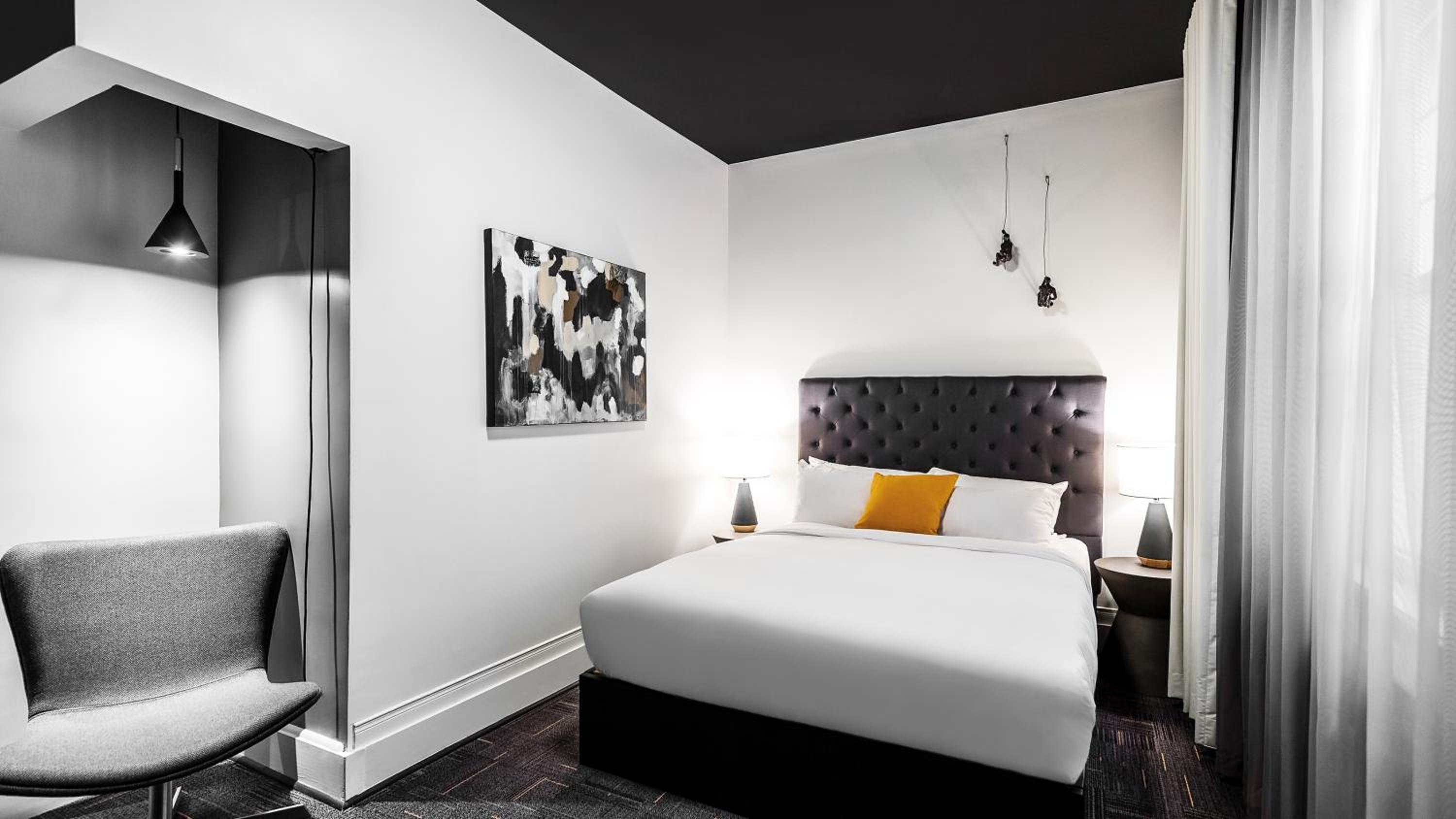 Economy Queen Room - Photo 4