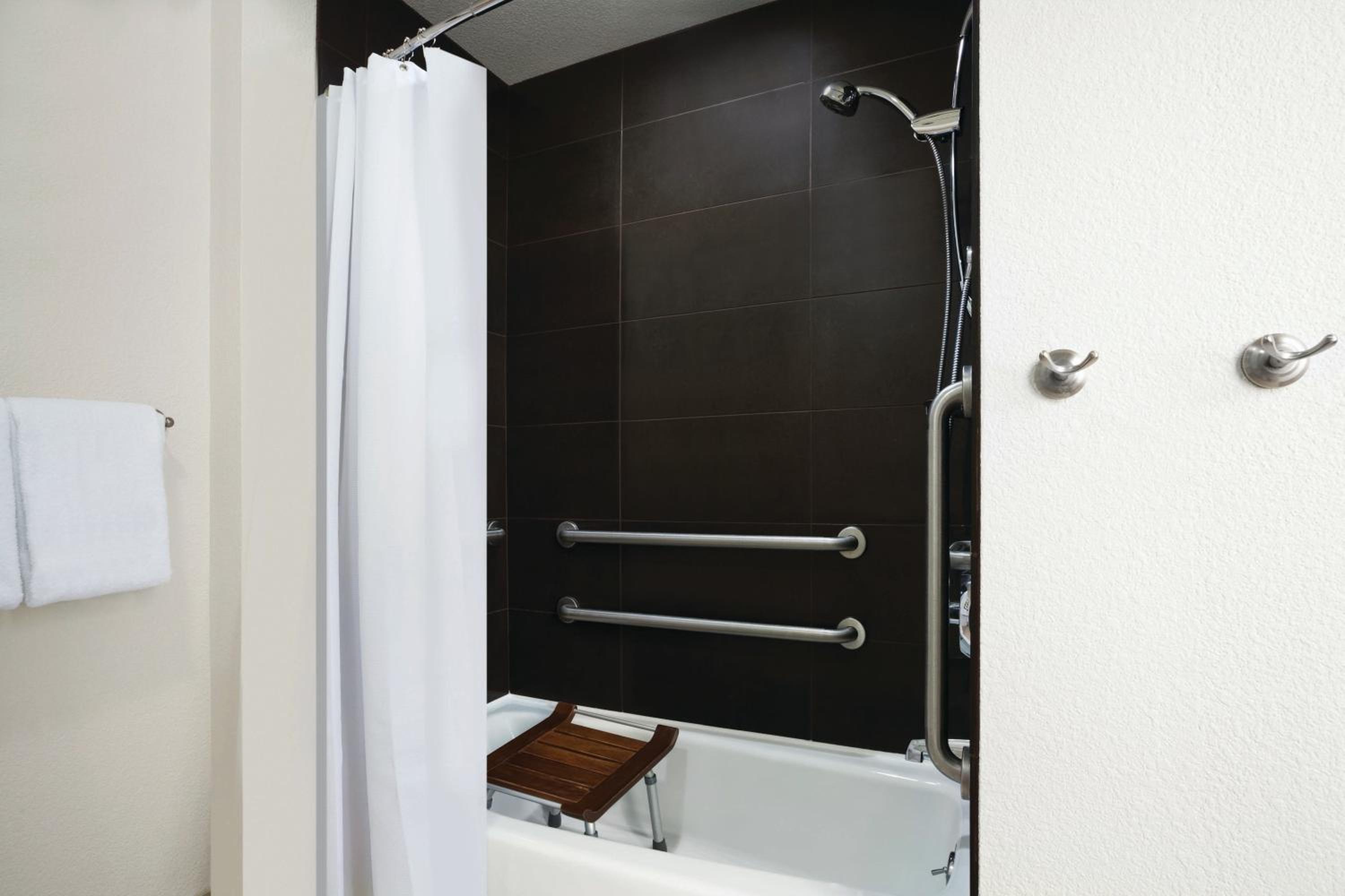 One-Bedroom Queen Suite with Accessible Tub - Photo 2