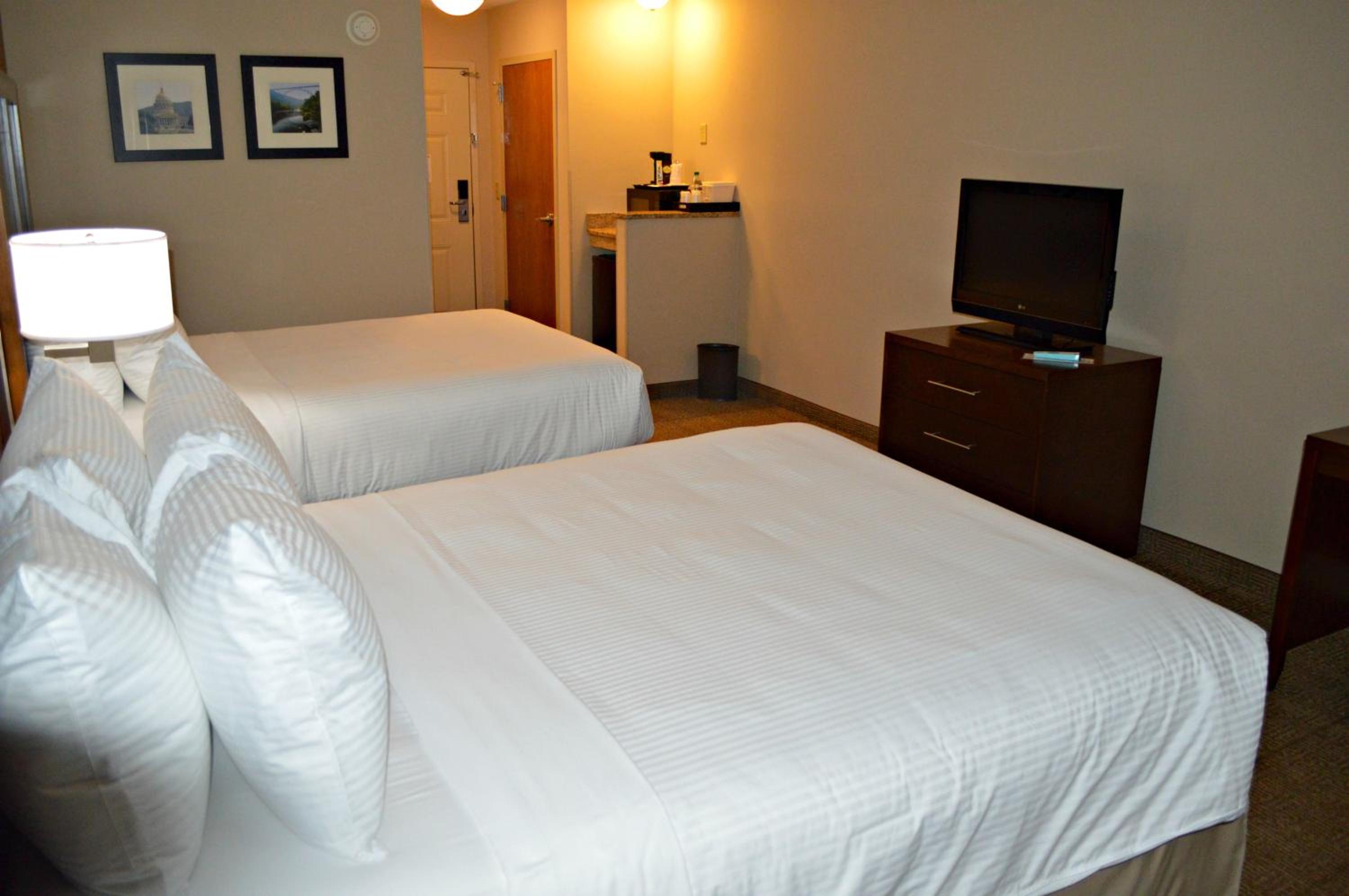Queen Room with Two Queen Beds - Disability Access - Photo 3