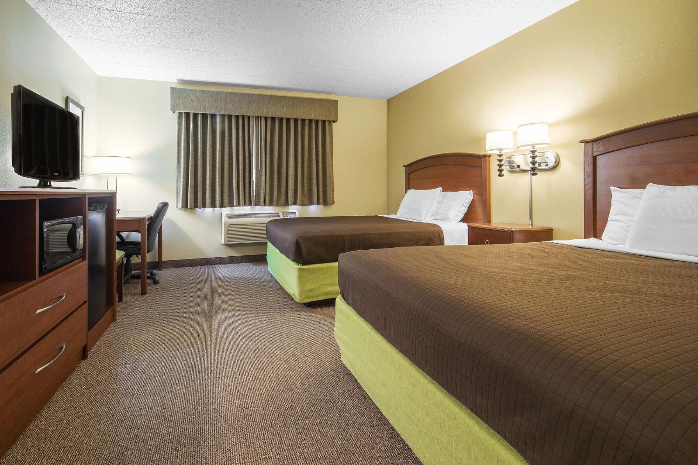 Queen Room with Two Queen Beds - Non-Smoking - Photo 1