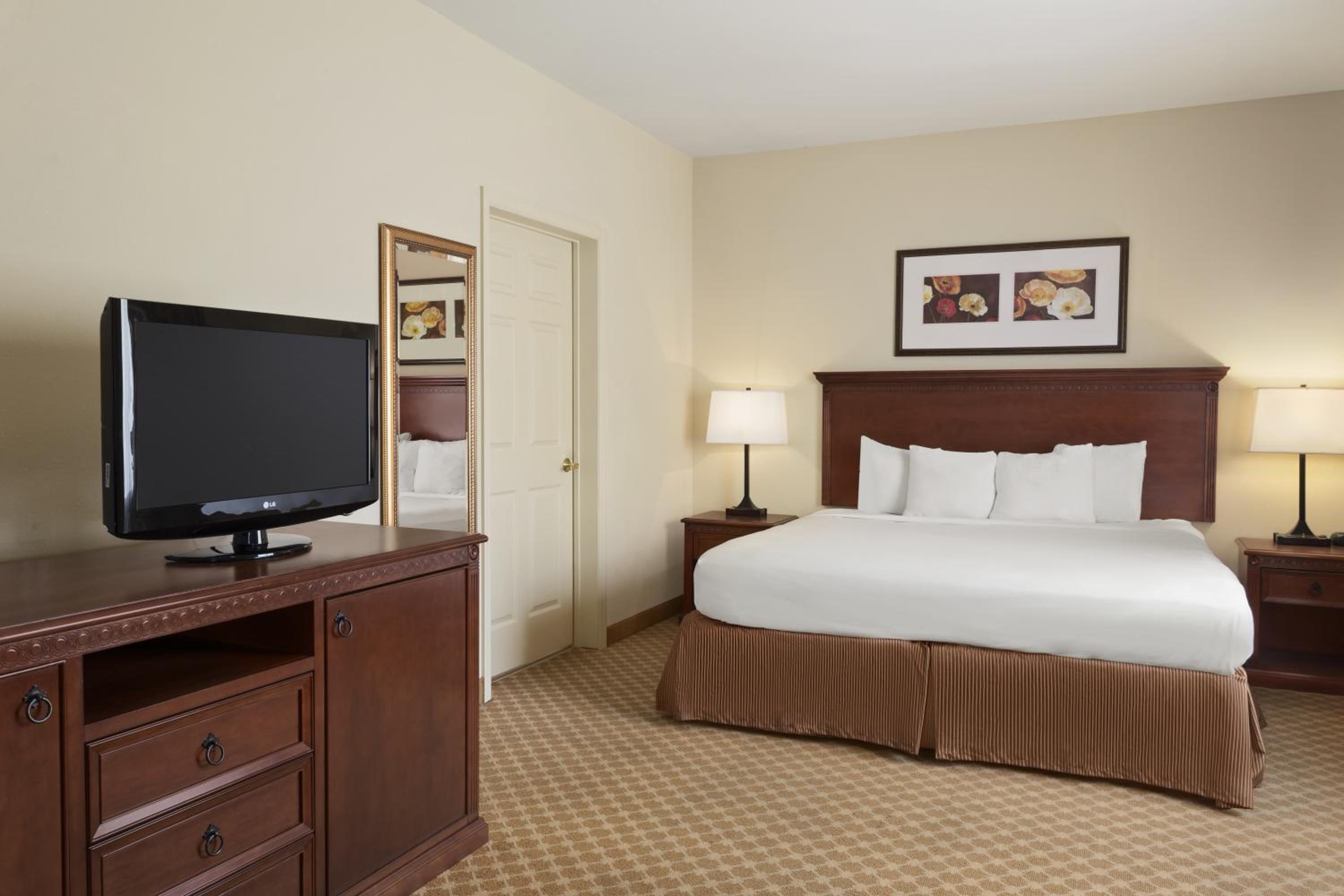 King Room - Non-Smoking - Photo 4