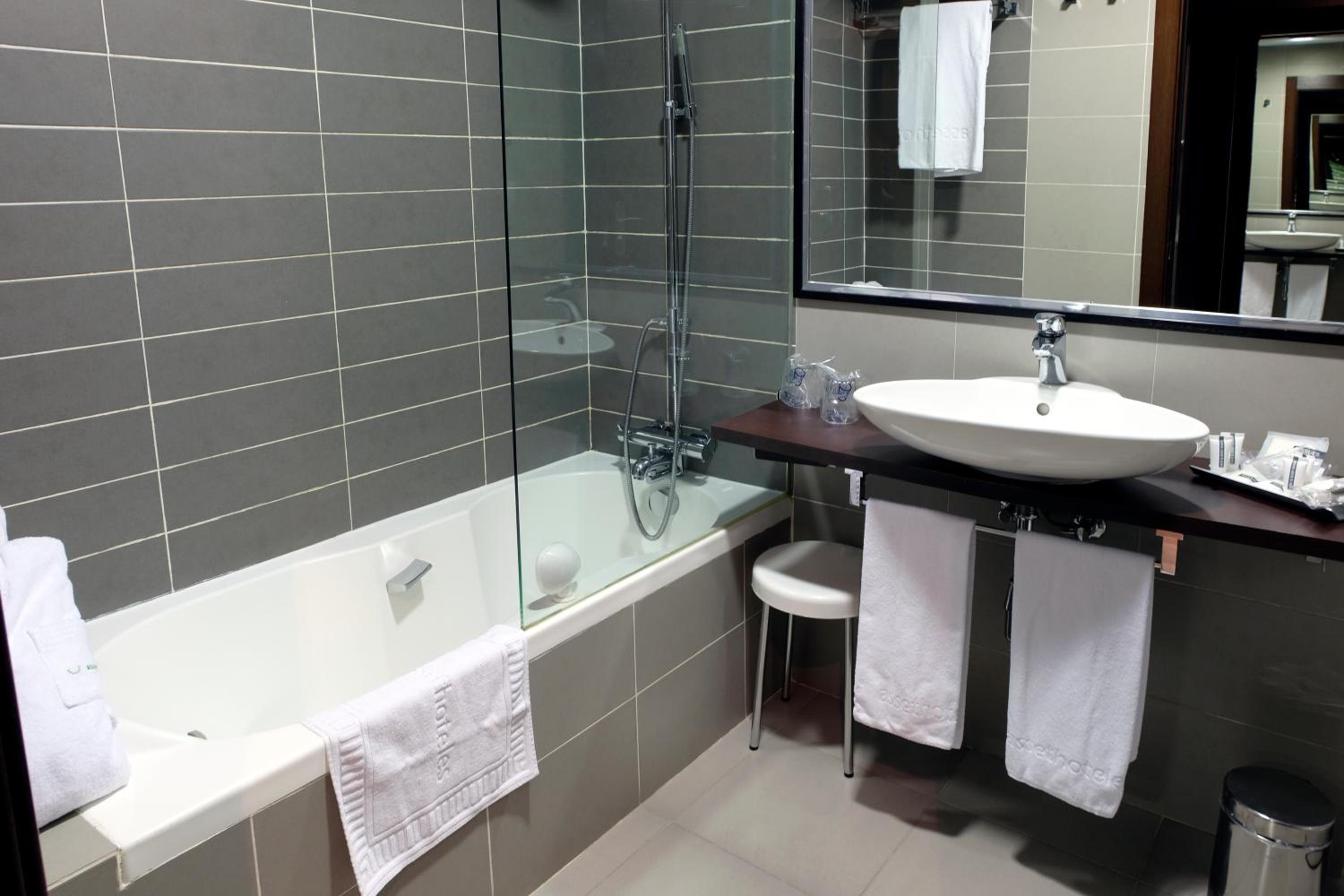 Double or Twin Room (1-2 Adults) - Photo 4