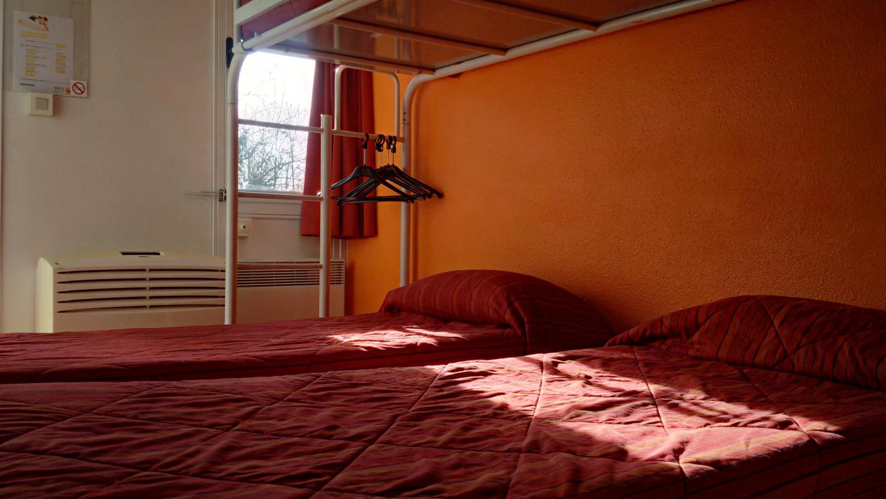 Triple Room (1 Double Bed + 1 Single Bed) - Photo 3