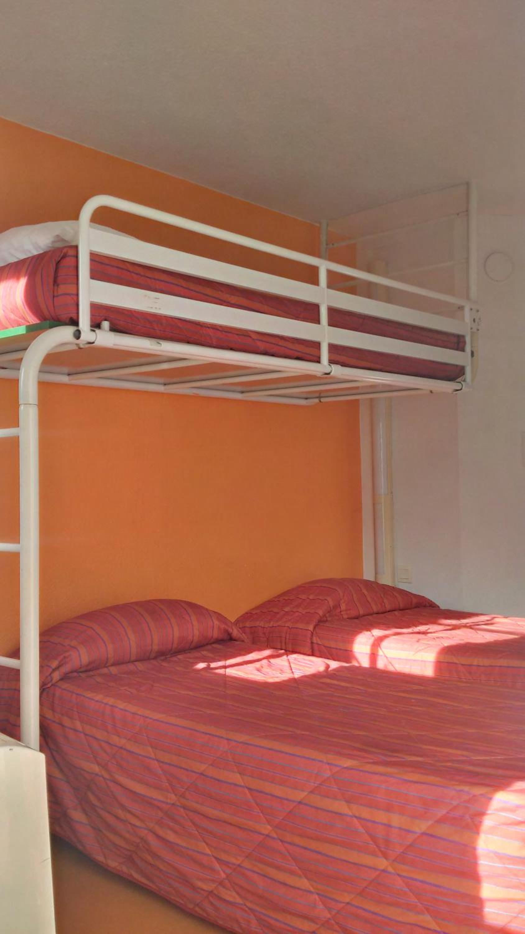Triple Room (1 Double Bed + 1 Single Bed) - Photo 5
