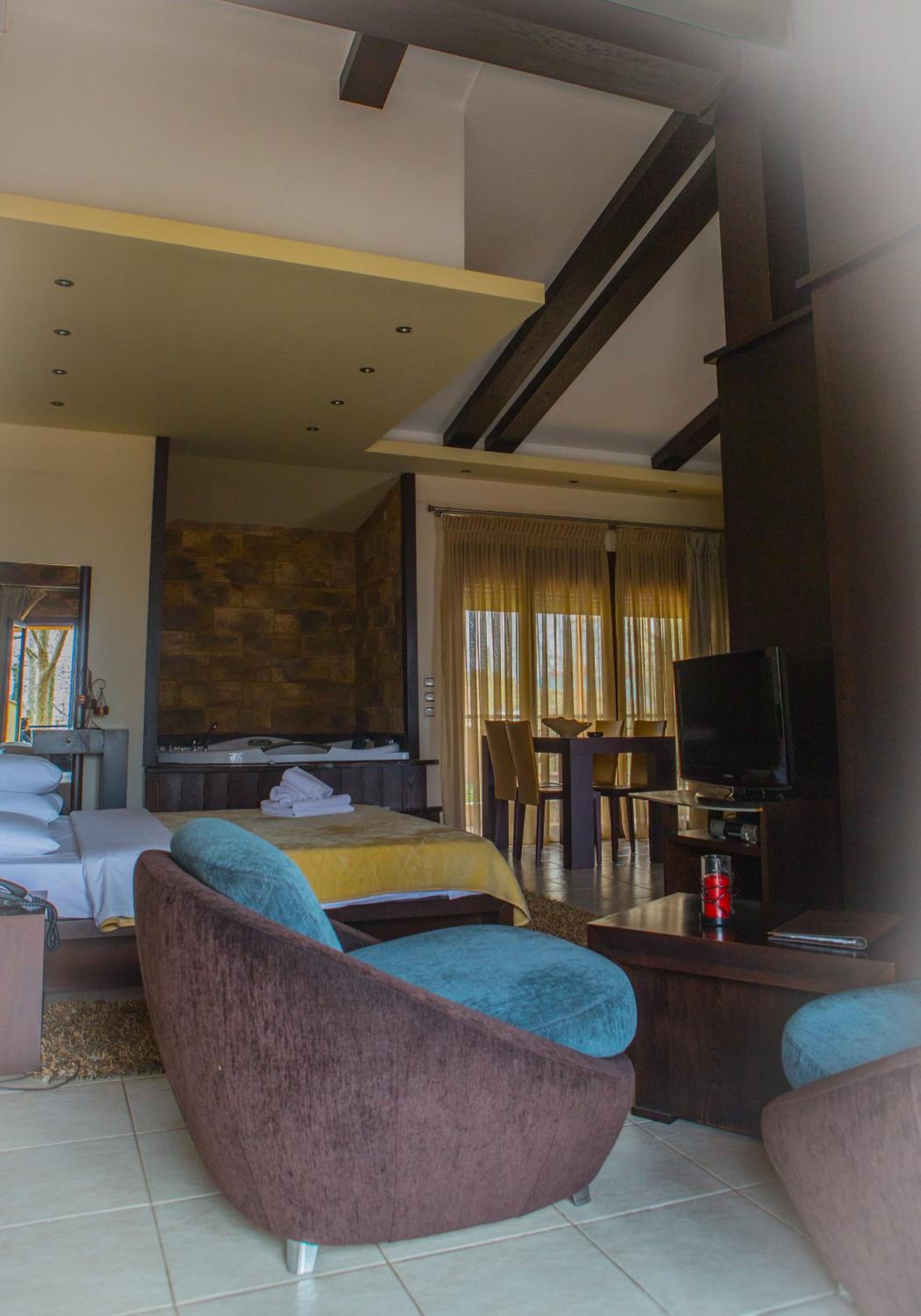 Deluxe Double or Twin Room - Photo 10