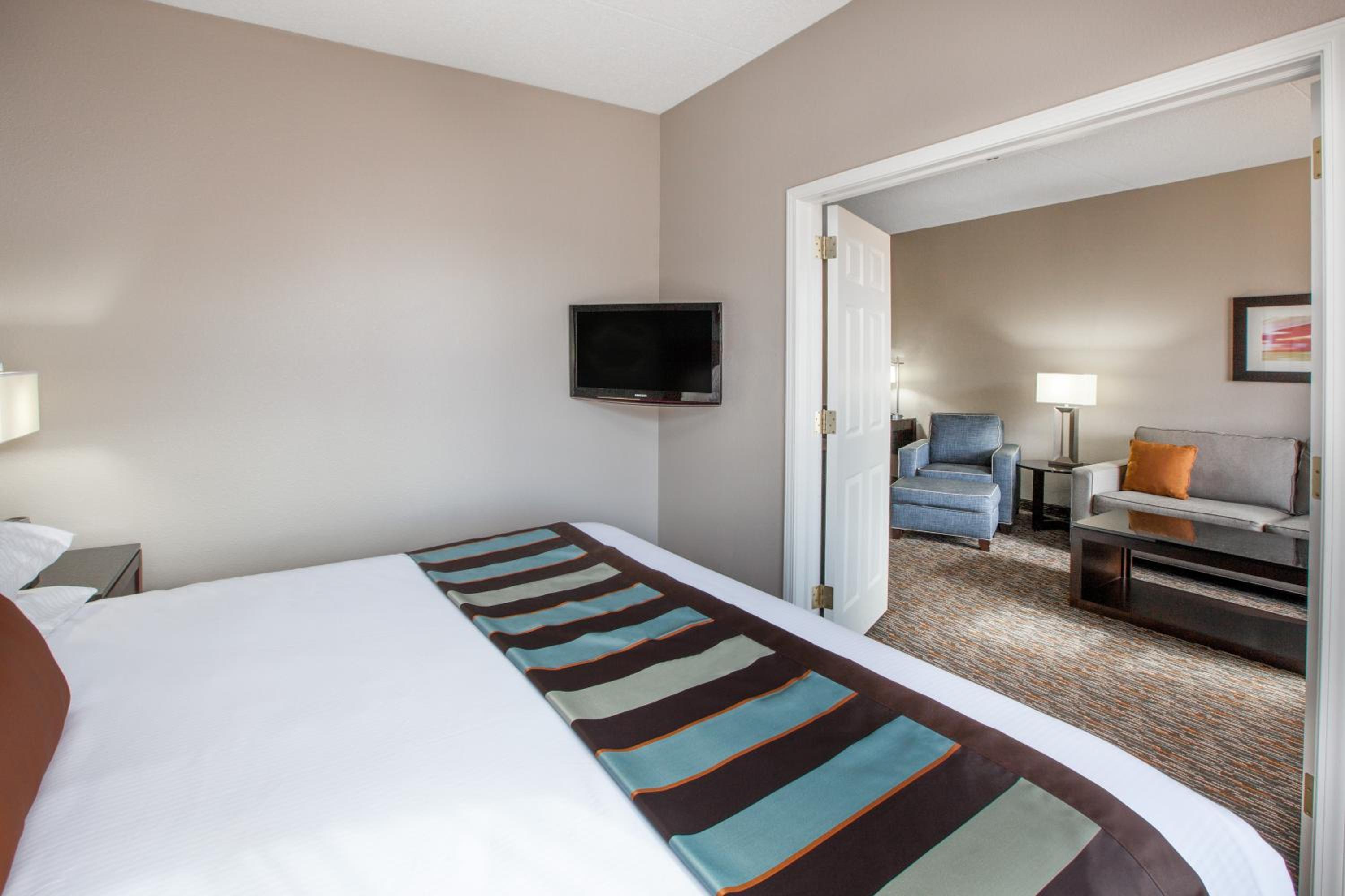 One-Bedroom King Suite - Non-Smoking - Photo 5