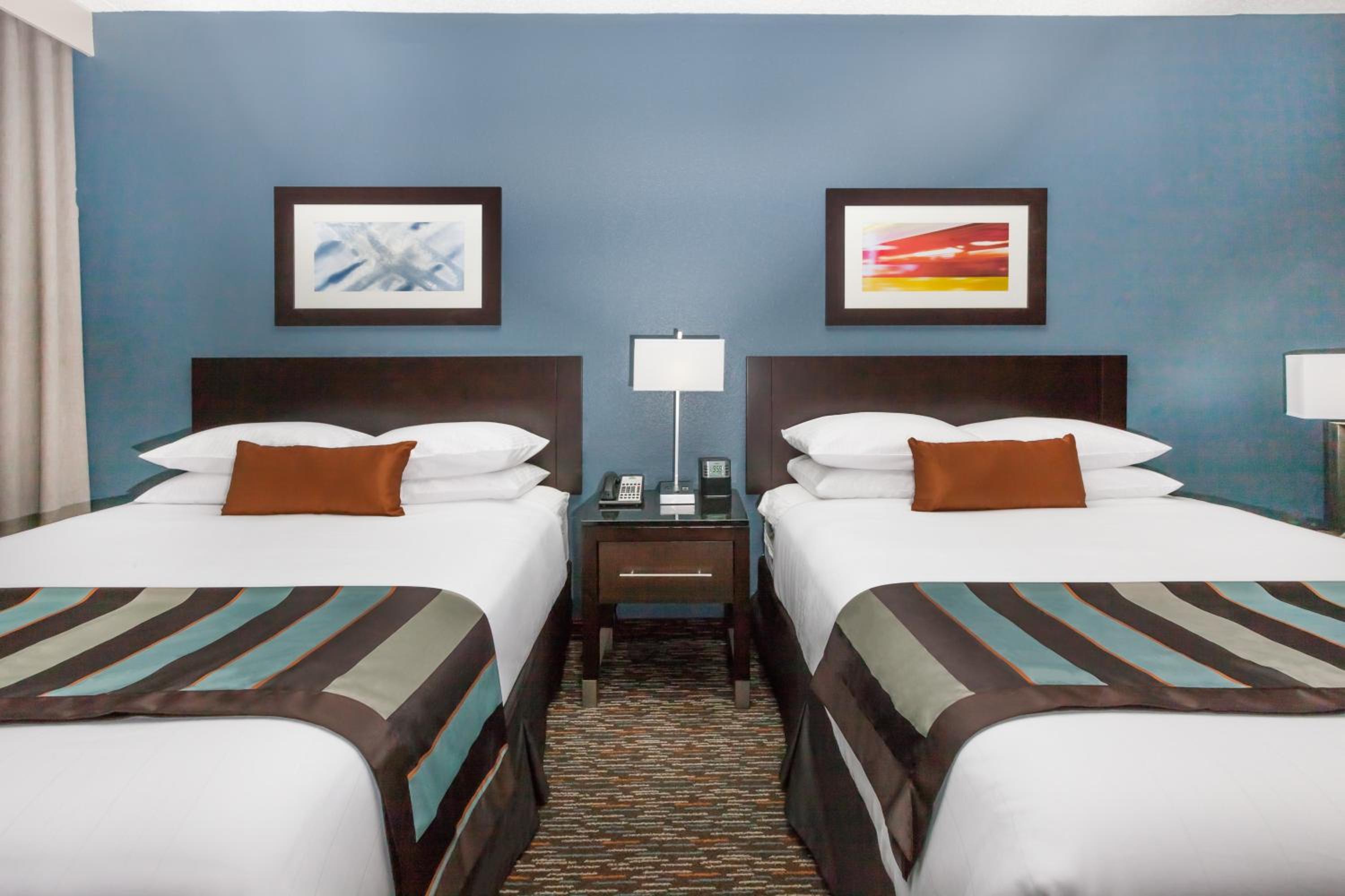 Queen Room with Two Queen Beds - Non-Smoking - Photo 5