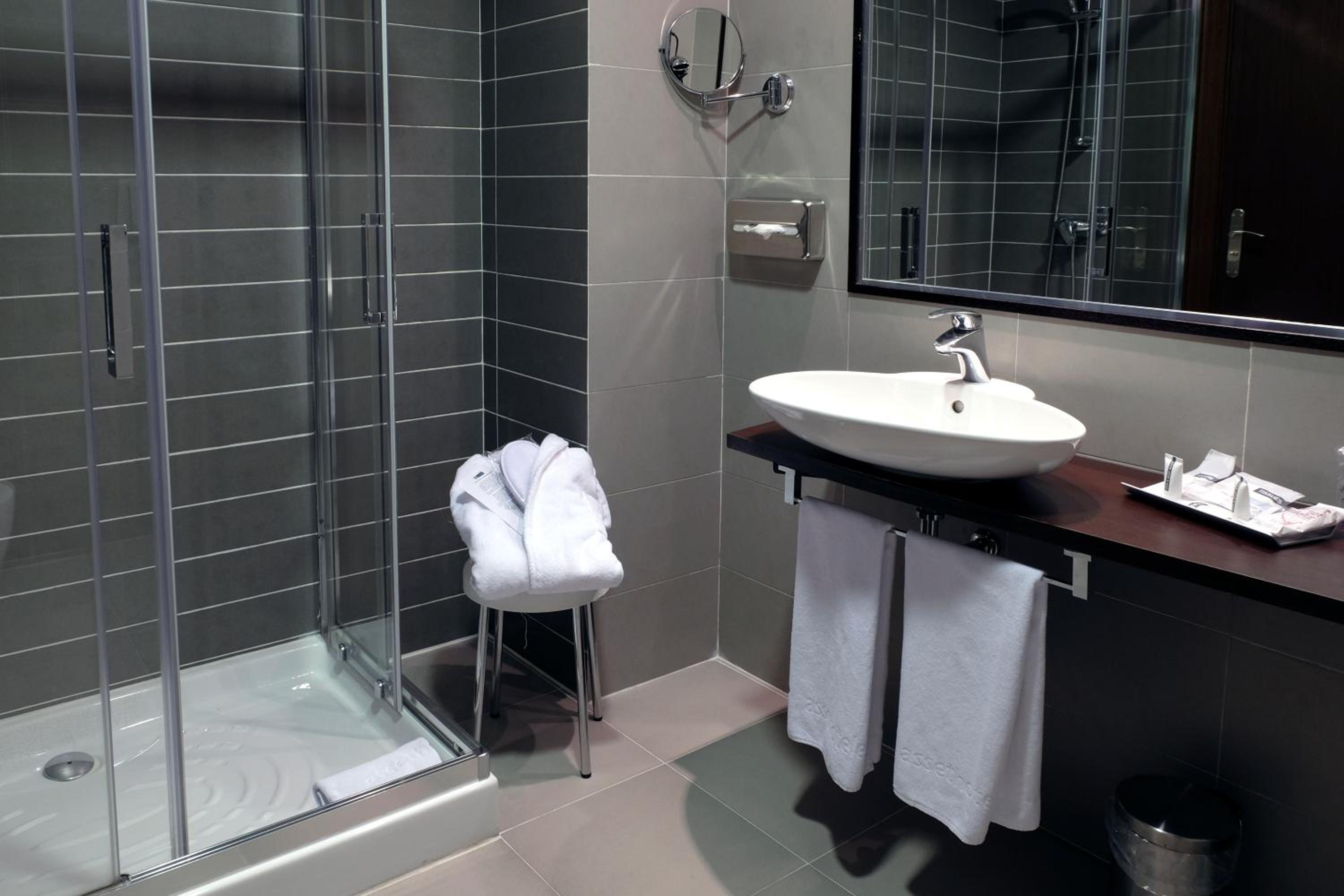 Double or Twin Room (1-2 Adults) - Photo 2