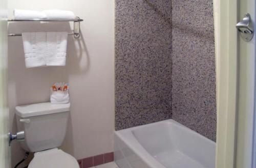 King Suite - Non-Smoking photo 2