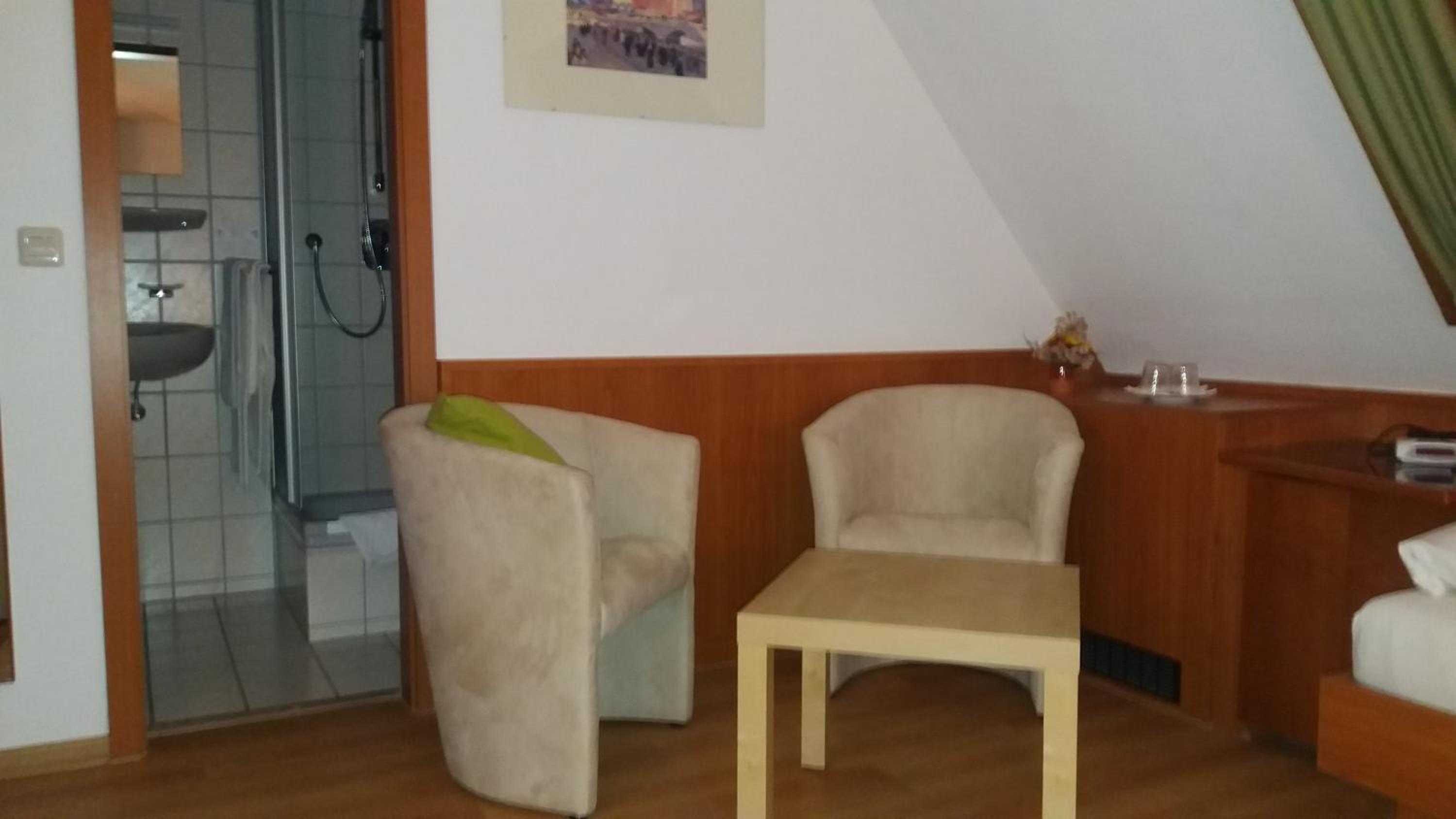 Standard Twin Room - Photo 9