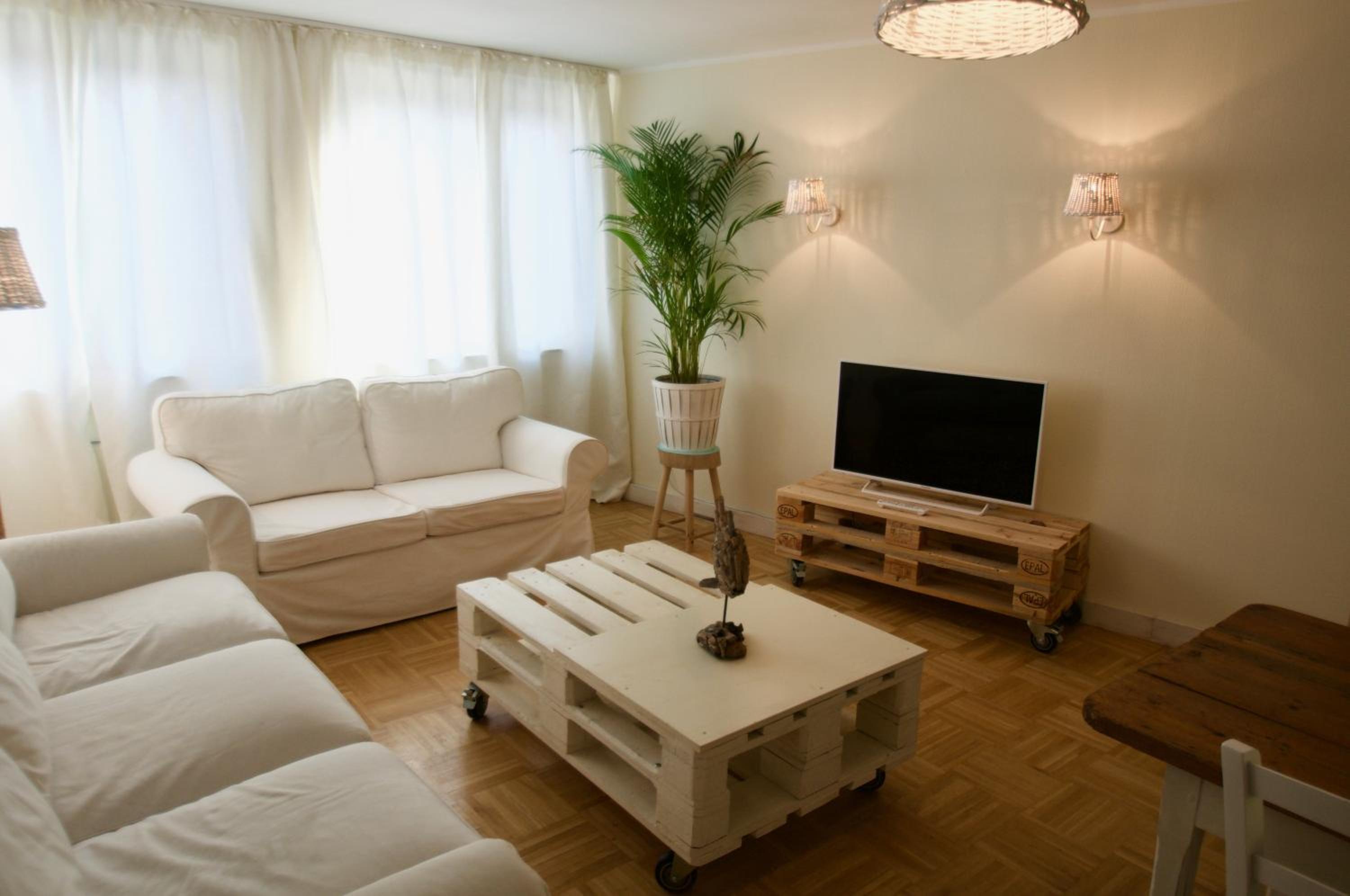 One-Bedroom Apartment - Photo 2