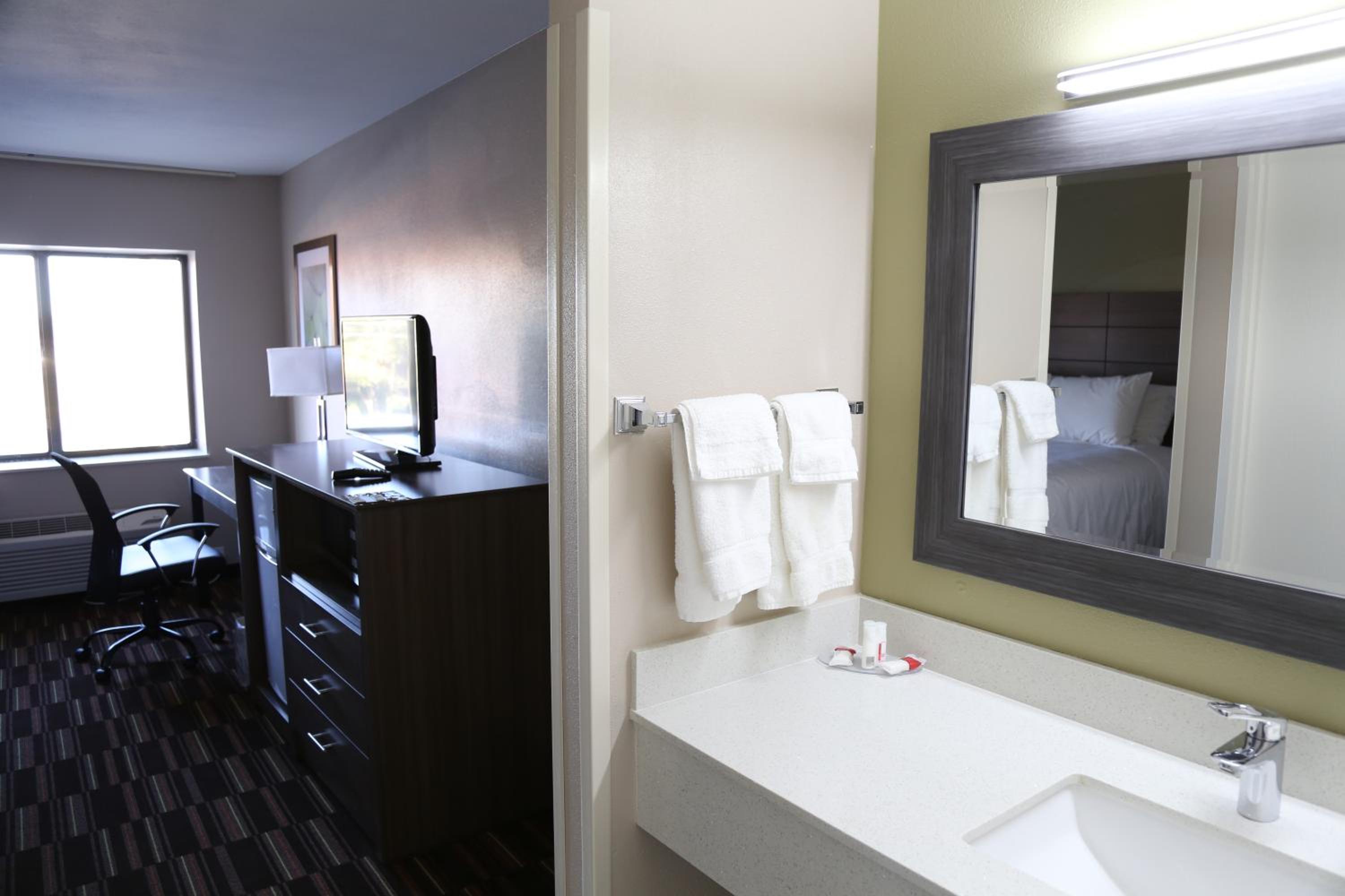 King Room - Non-Smoking - Photo 2