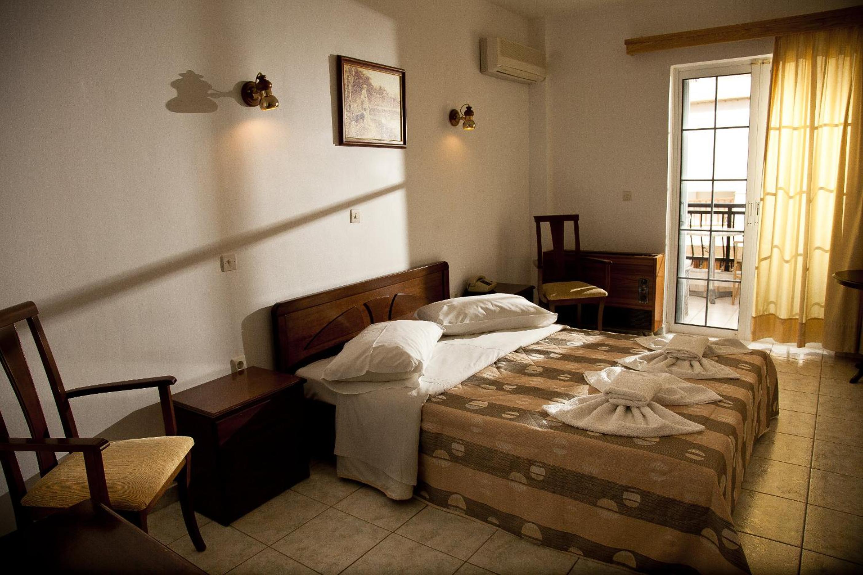 Double or Twin Room with Partial Sea View
