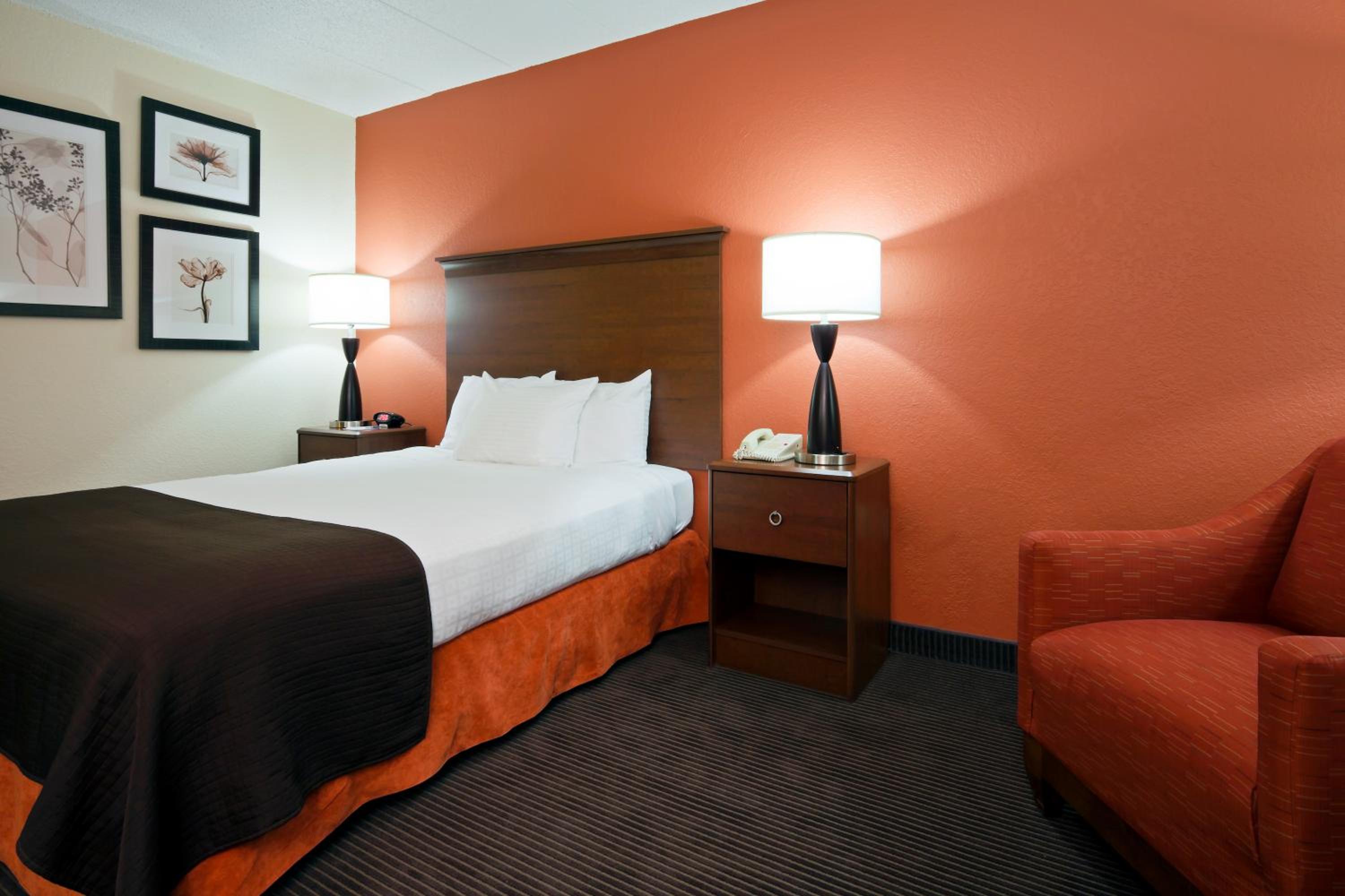 Queen Room with Roll-In Shower - Mobility Accessible/Non-Smoking