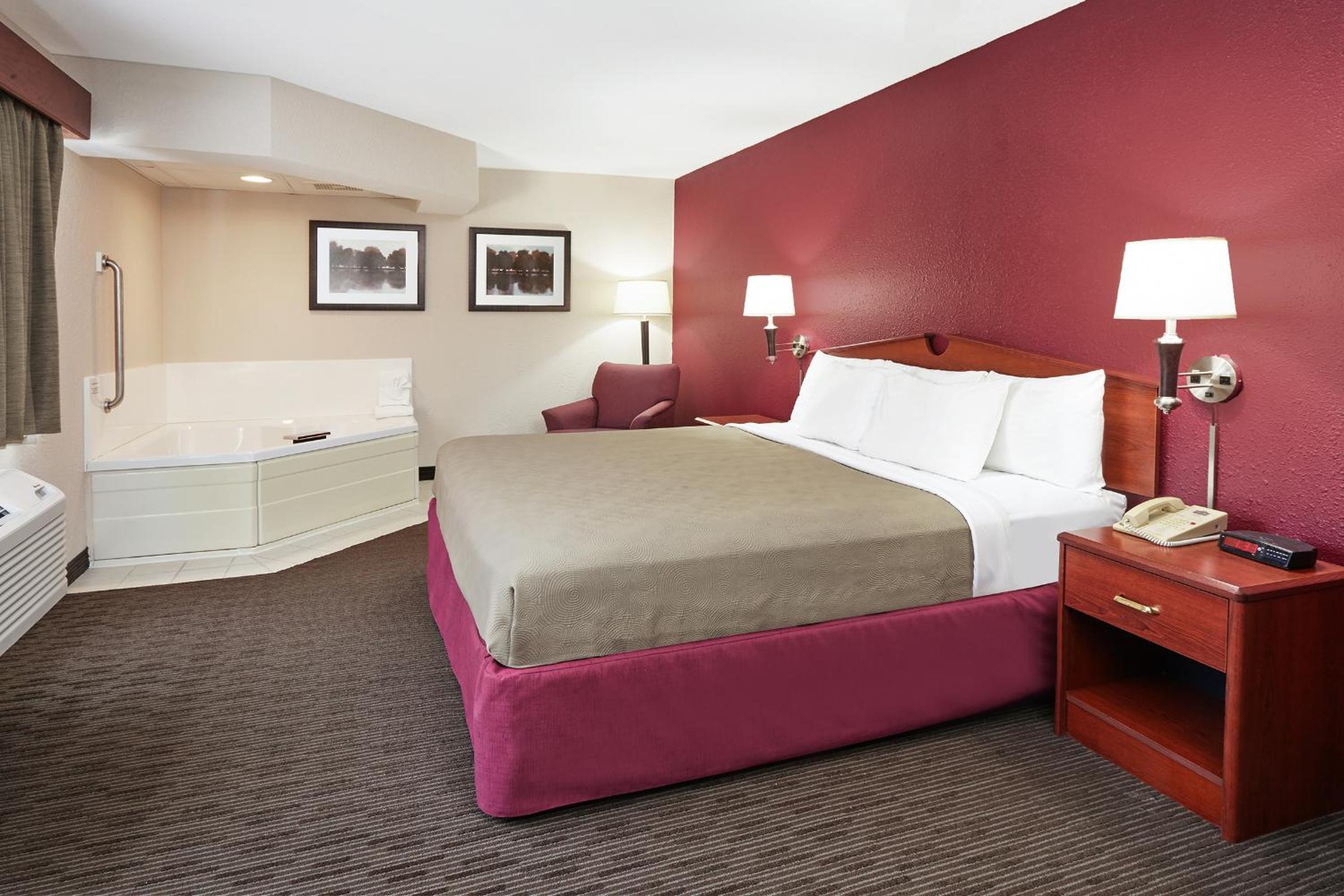 Deluxe King Suite - Non-Smoking - Photo 1