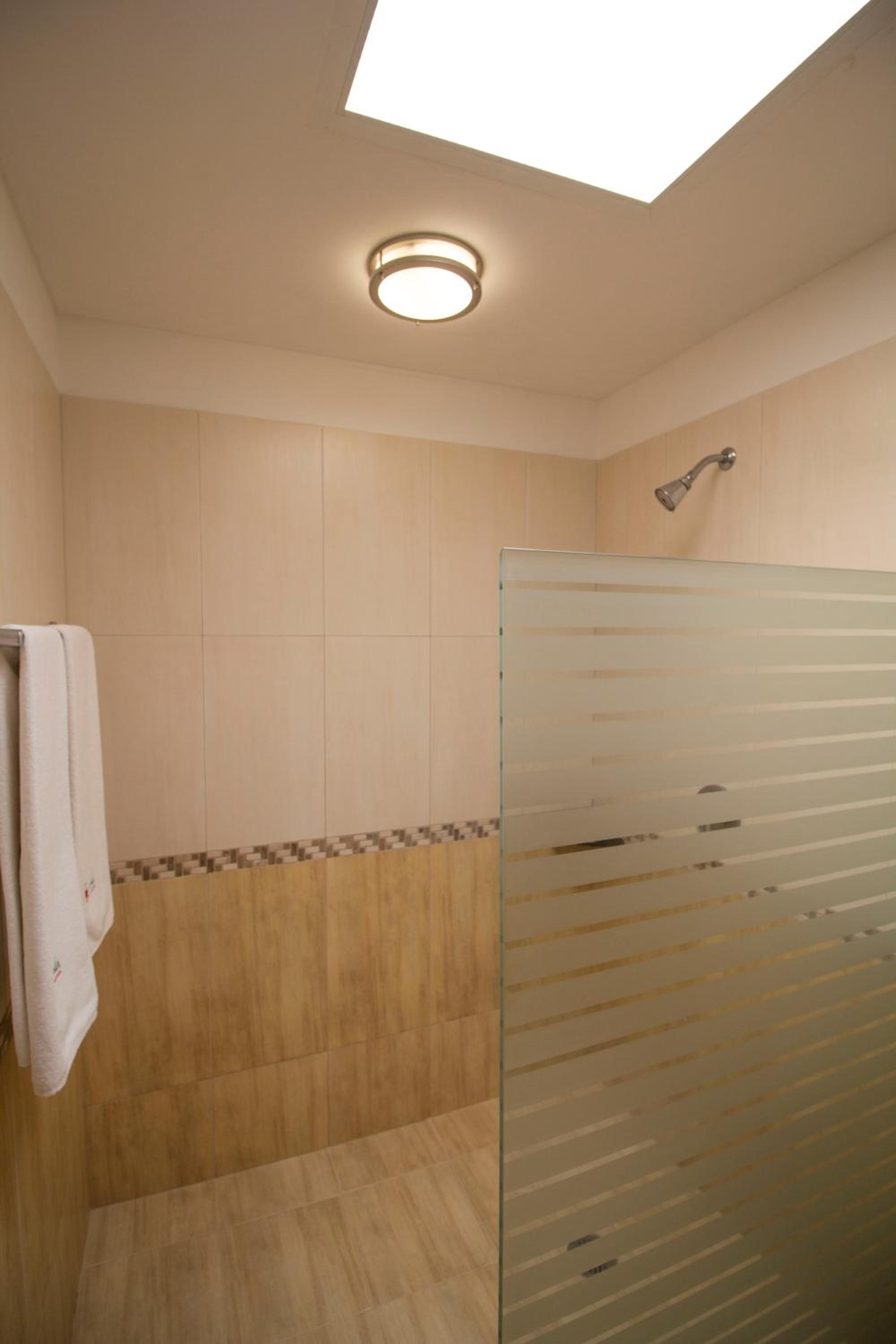 Standard Suite - Photo 2
