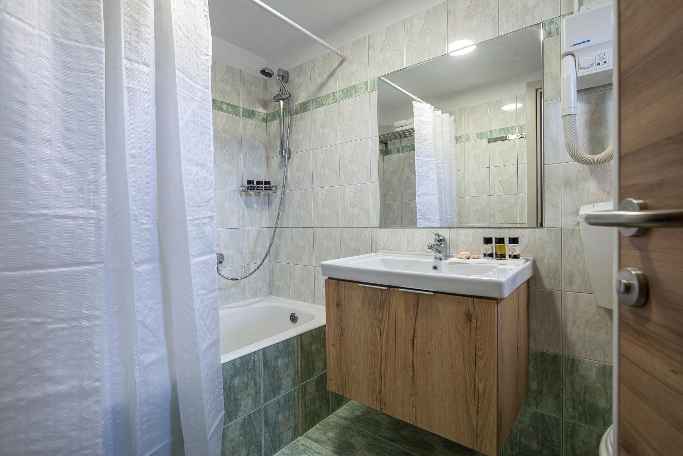 Deluxe Triple Room with Pool View photo 2