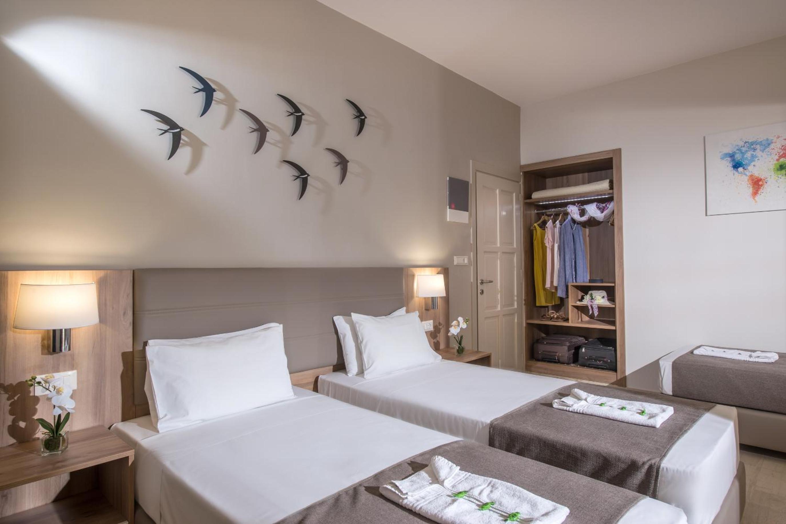 Deluxe One-Bedroom Apartment with Pool View photo 2