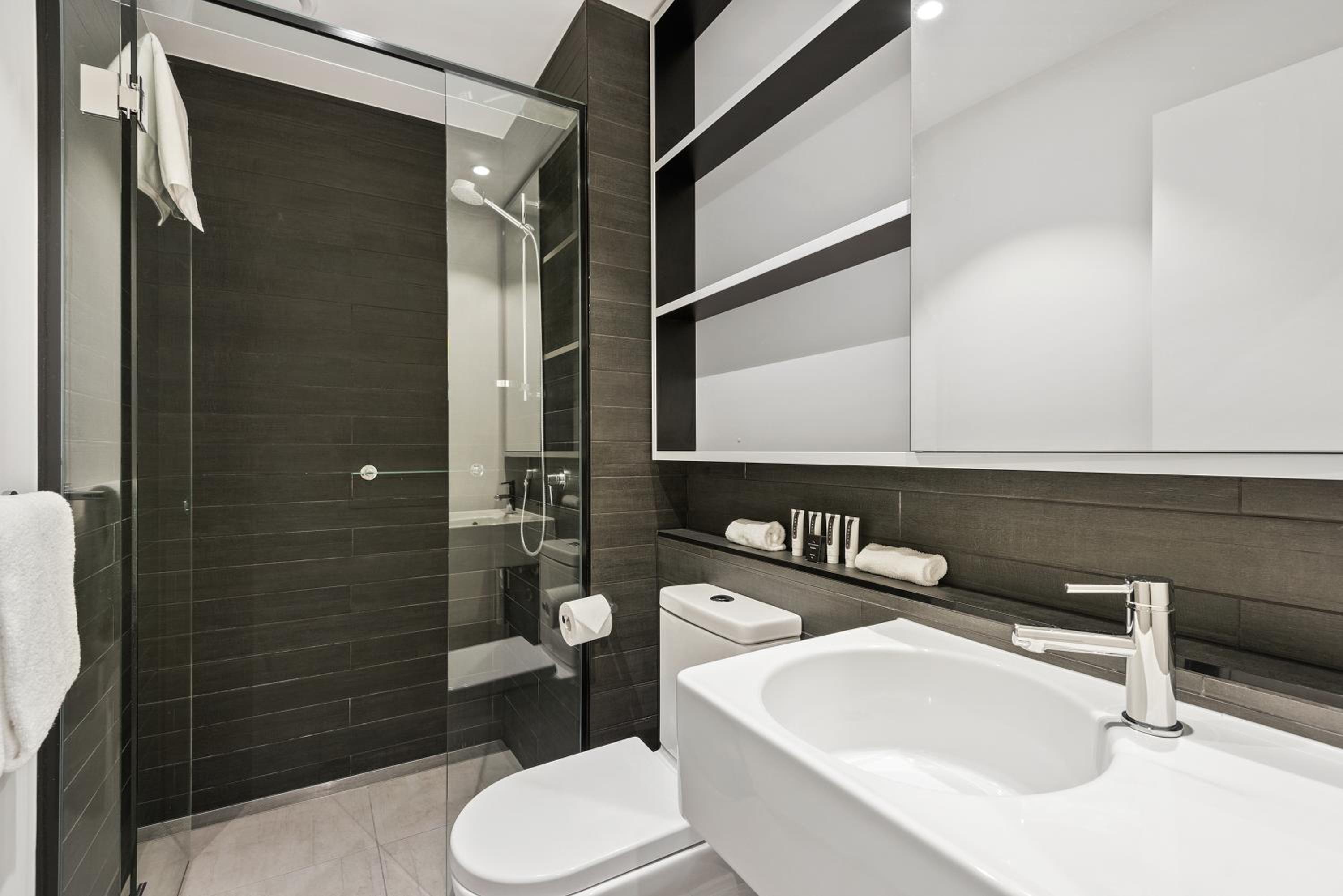 Deluxe Two-Bedroom Apartment with City View thumbnail 5