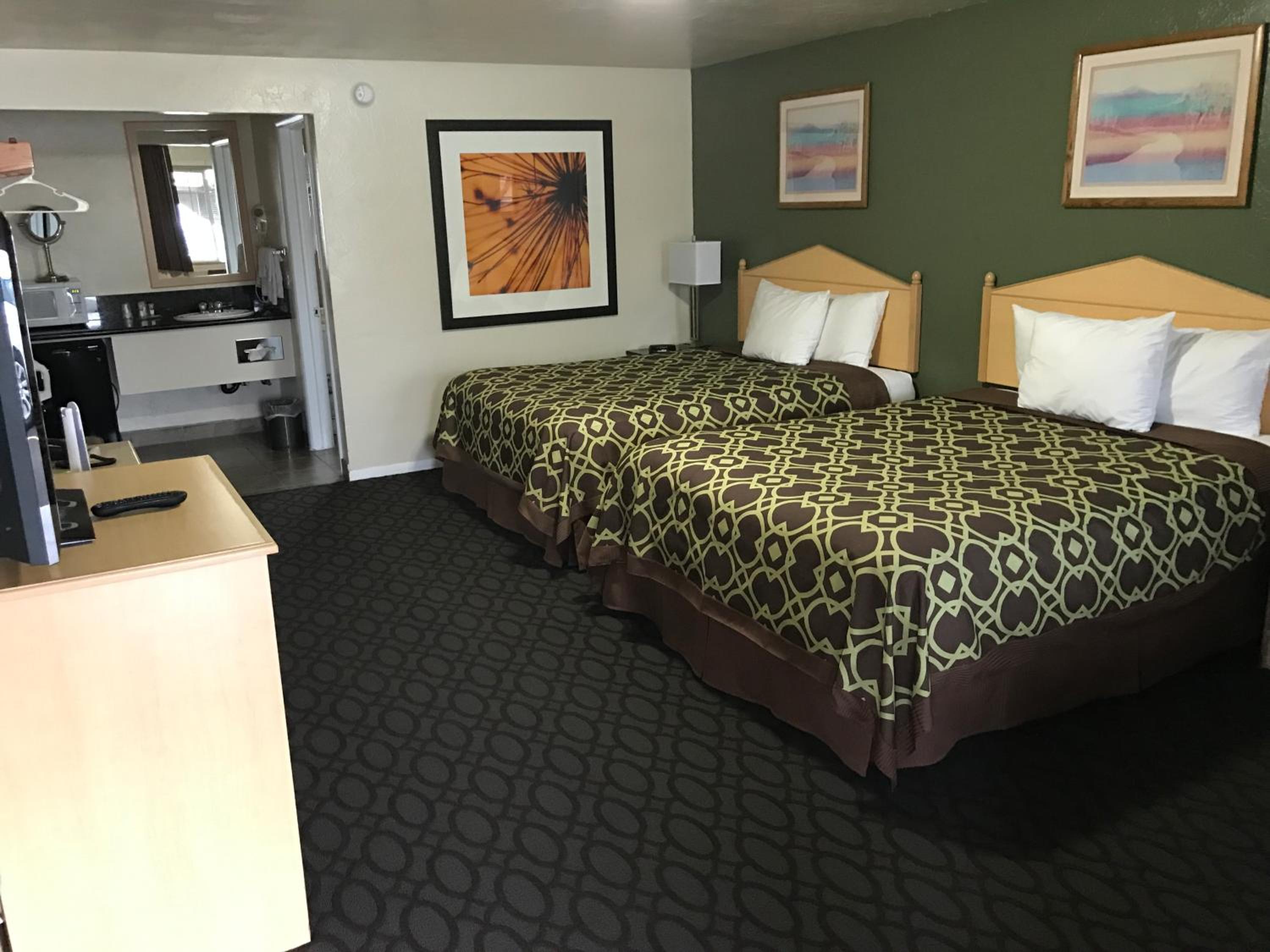 Queen Room with Two Queen Beds - Non-Smoking photo 2