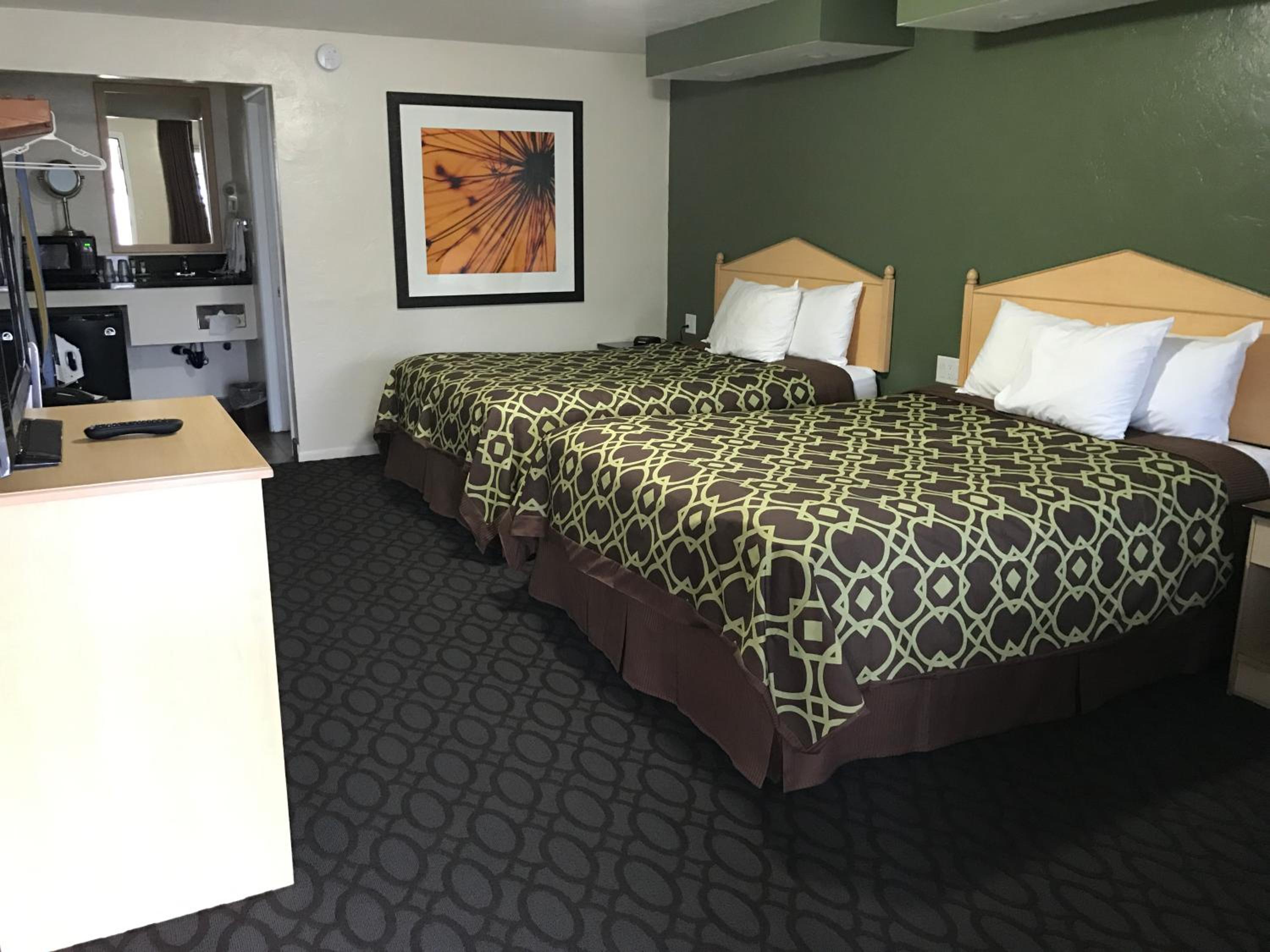 Queen Room with Two Queen Beds - Non-Smoking photo 3