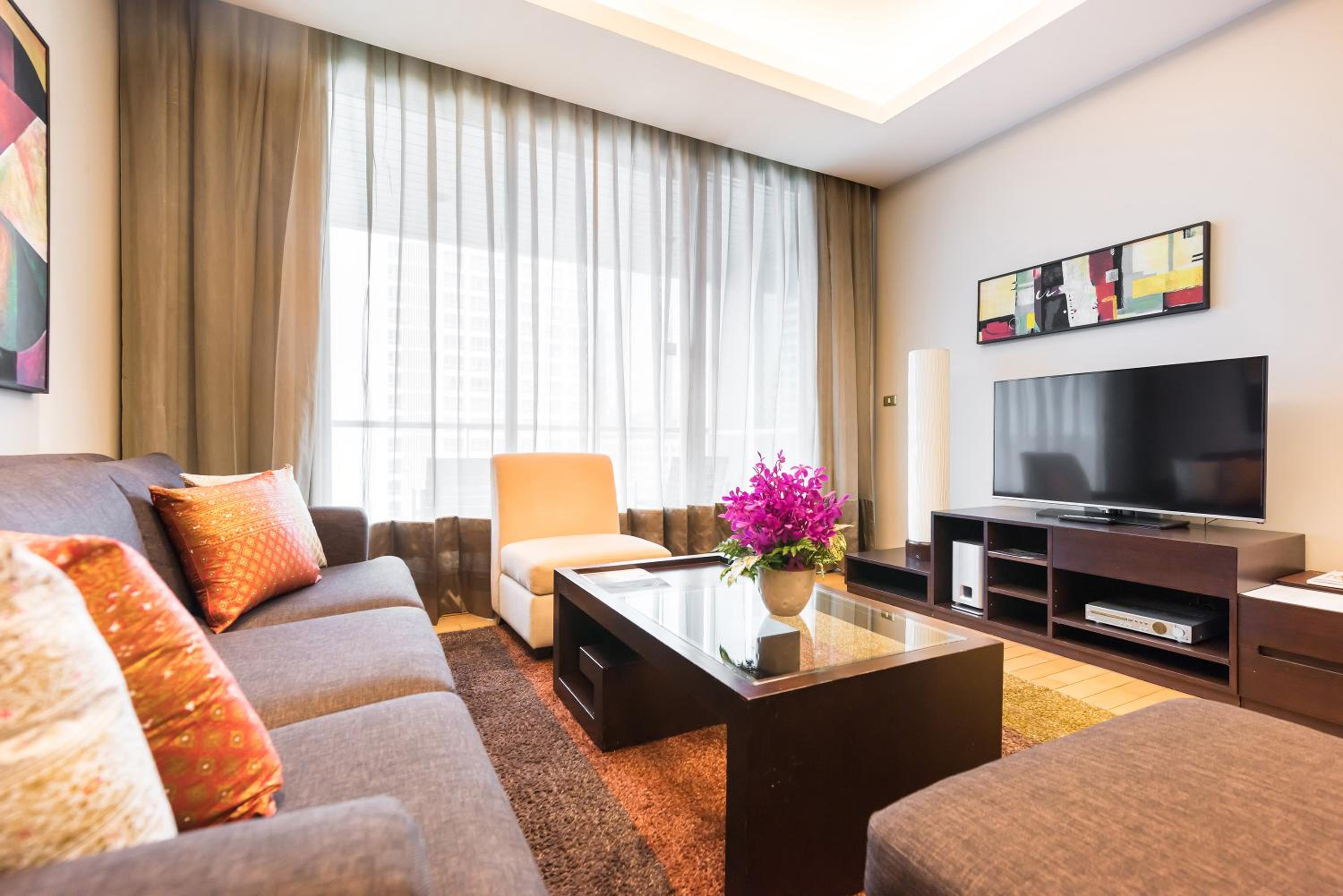 Deluxe Two-Bedroom Apartment thumbnail 6