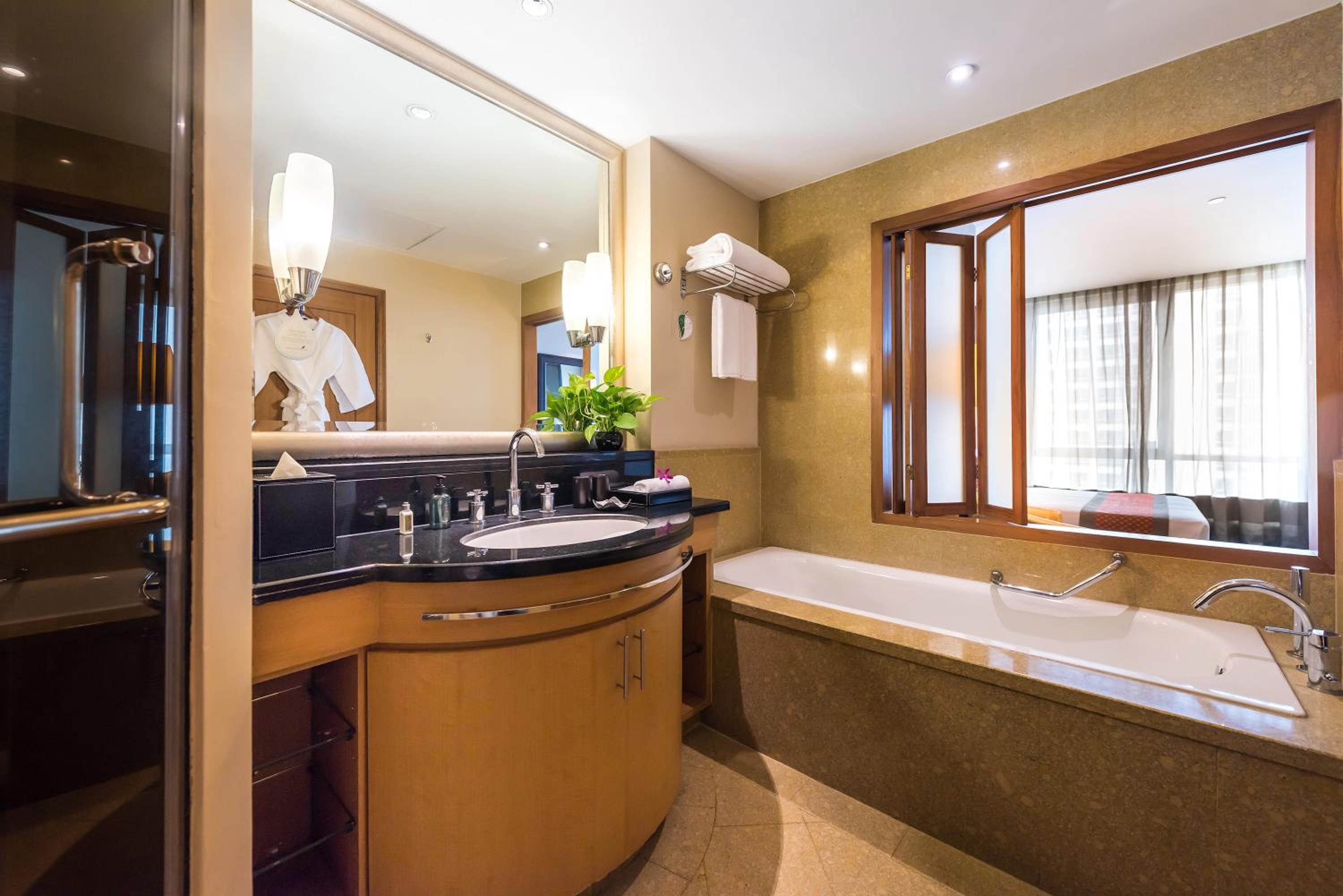 Deluxe Two-Bedroom Apartment thumbnail 6