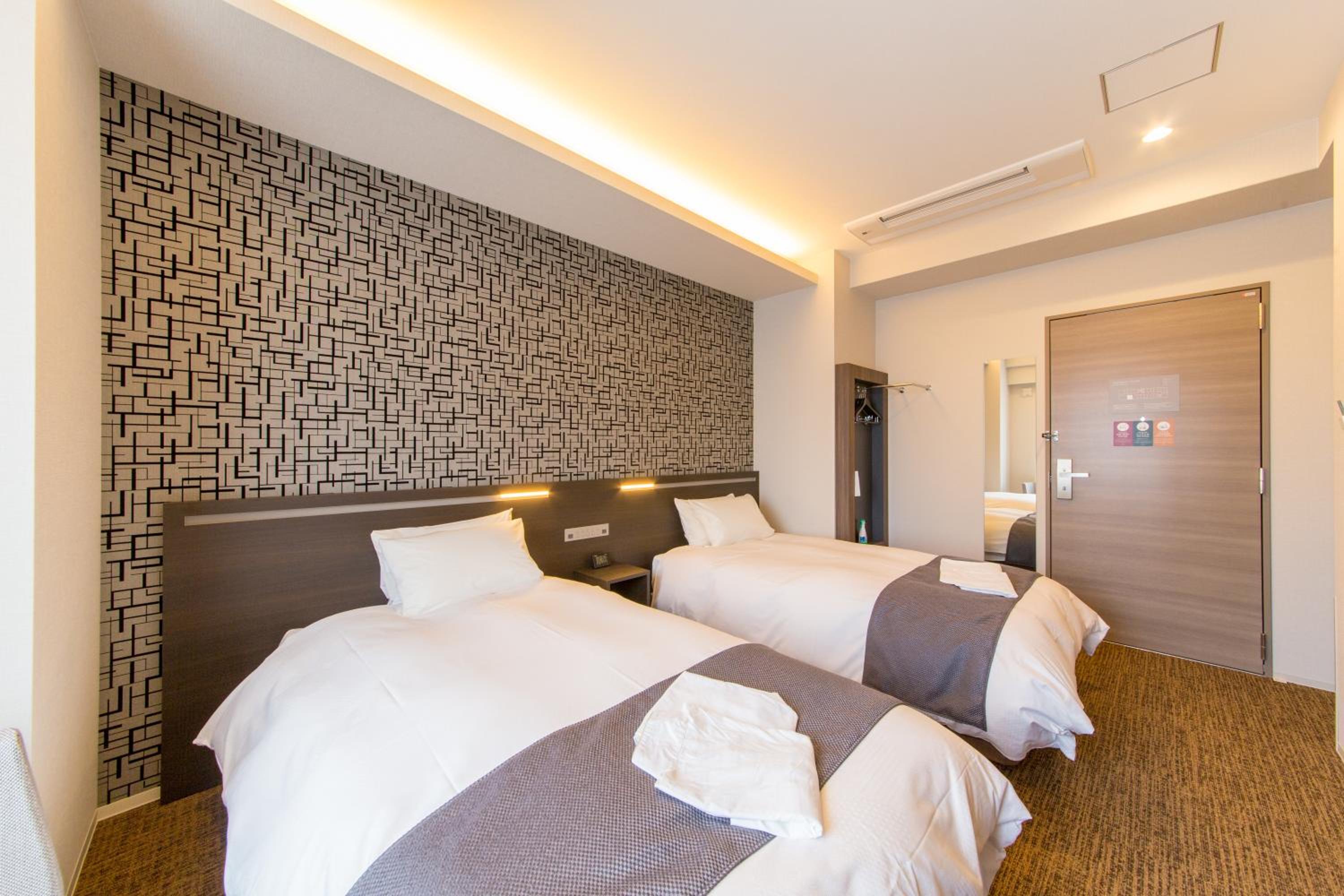 Twin Room thumbnail 6