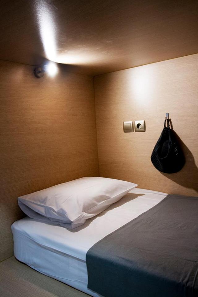 Bed in 6-Bed Female Dormitory Room photo 3