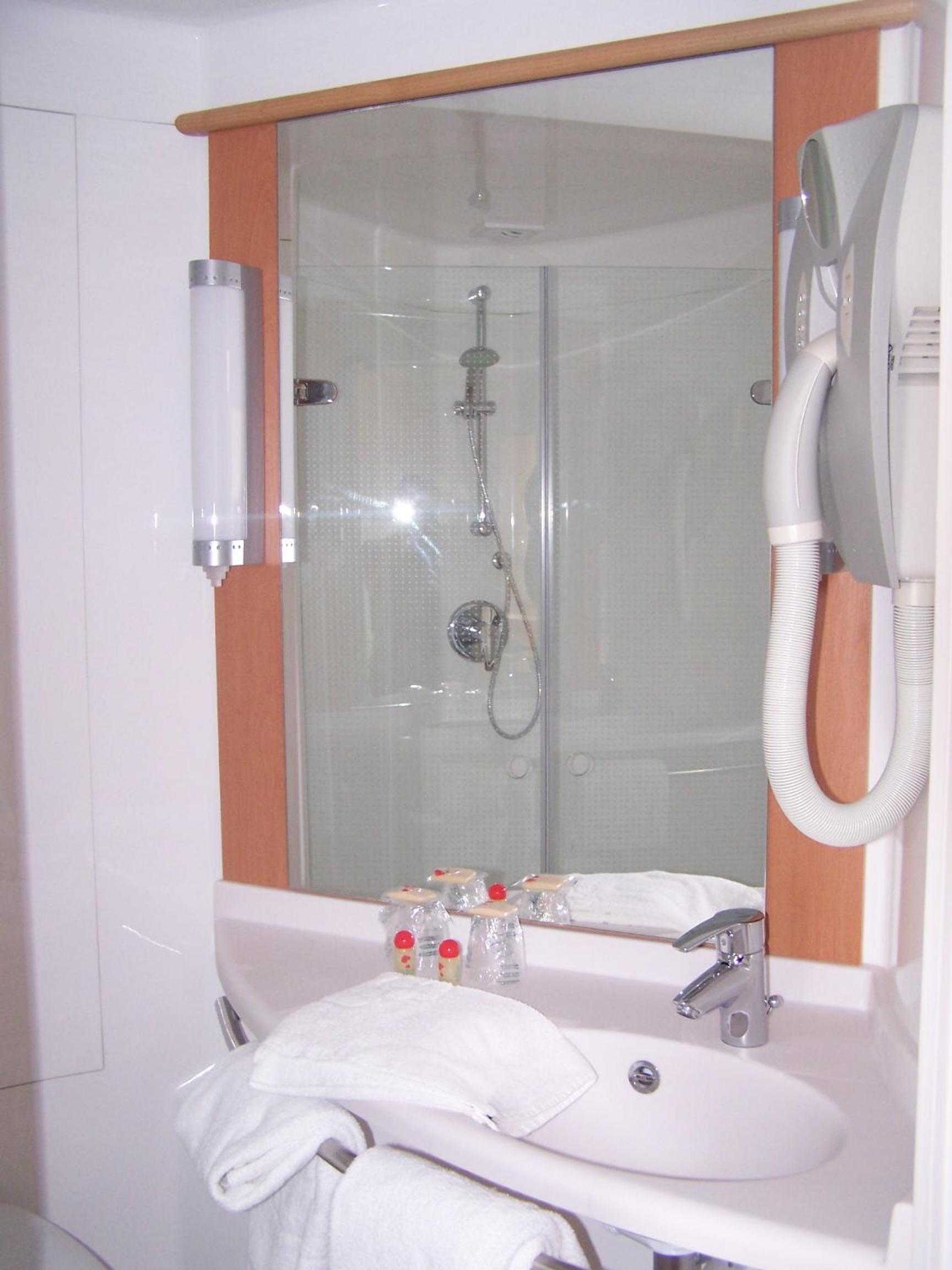 Standard Double Room - Photo 15