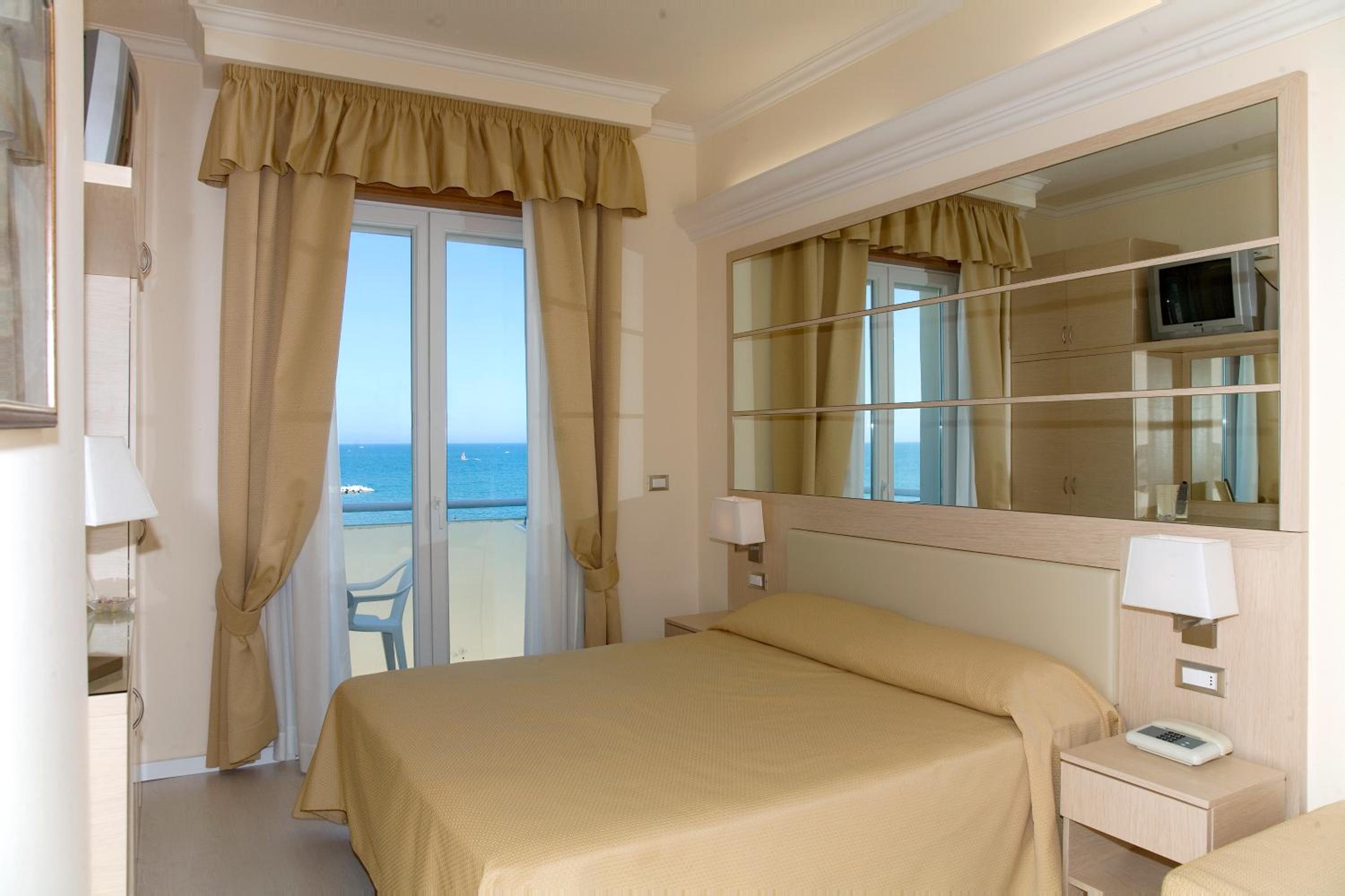 Superior Double or Twin Room with Sea View - Photo 1