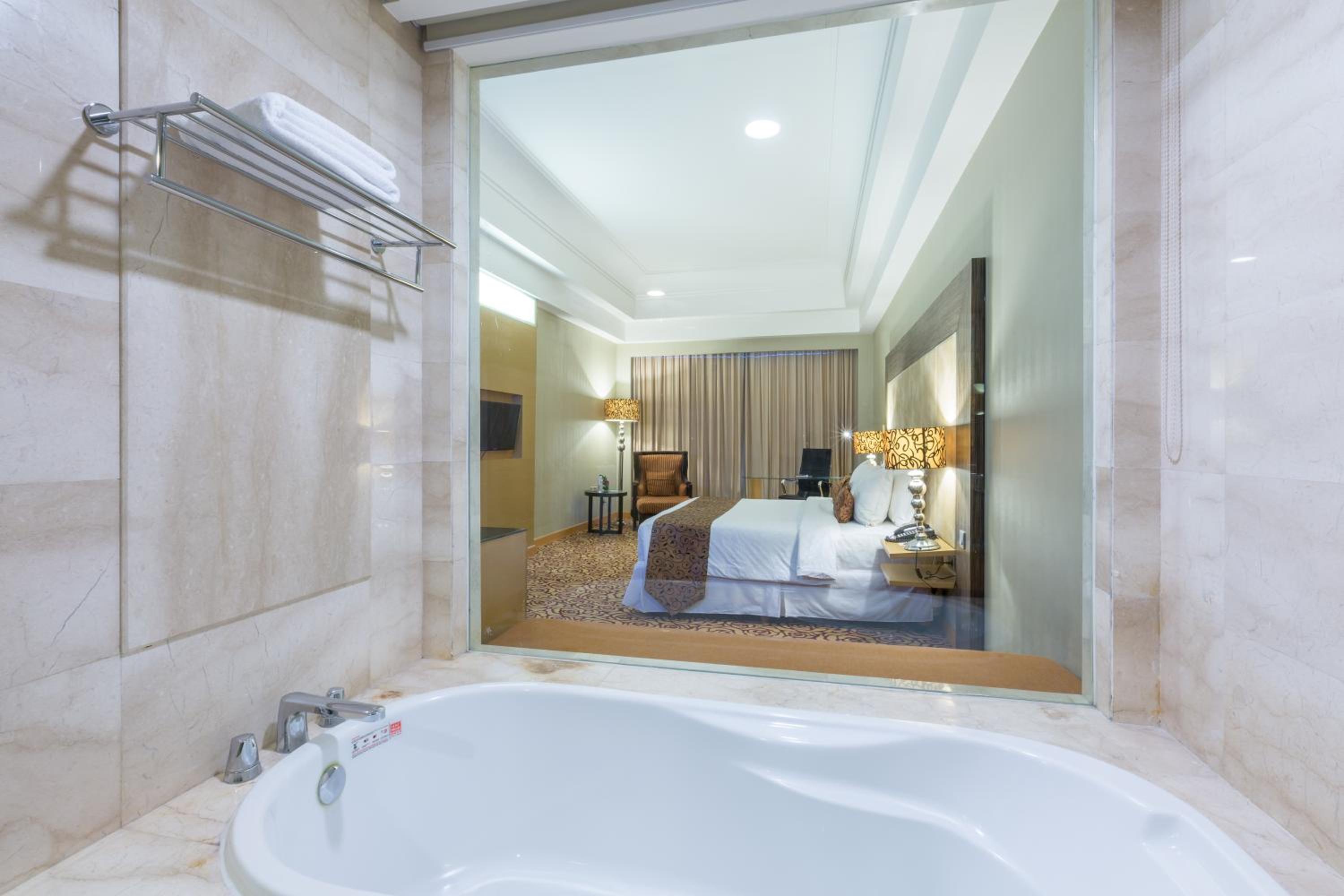 Deluxe King Room - Smoking photo 2