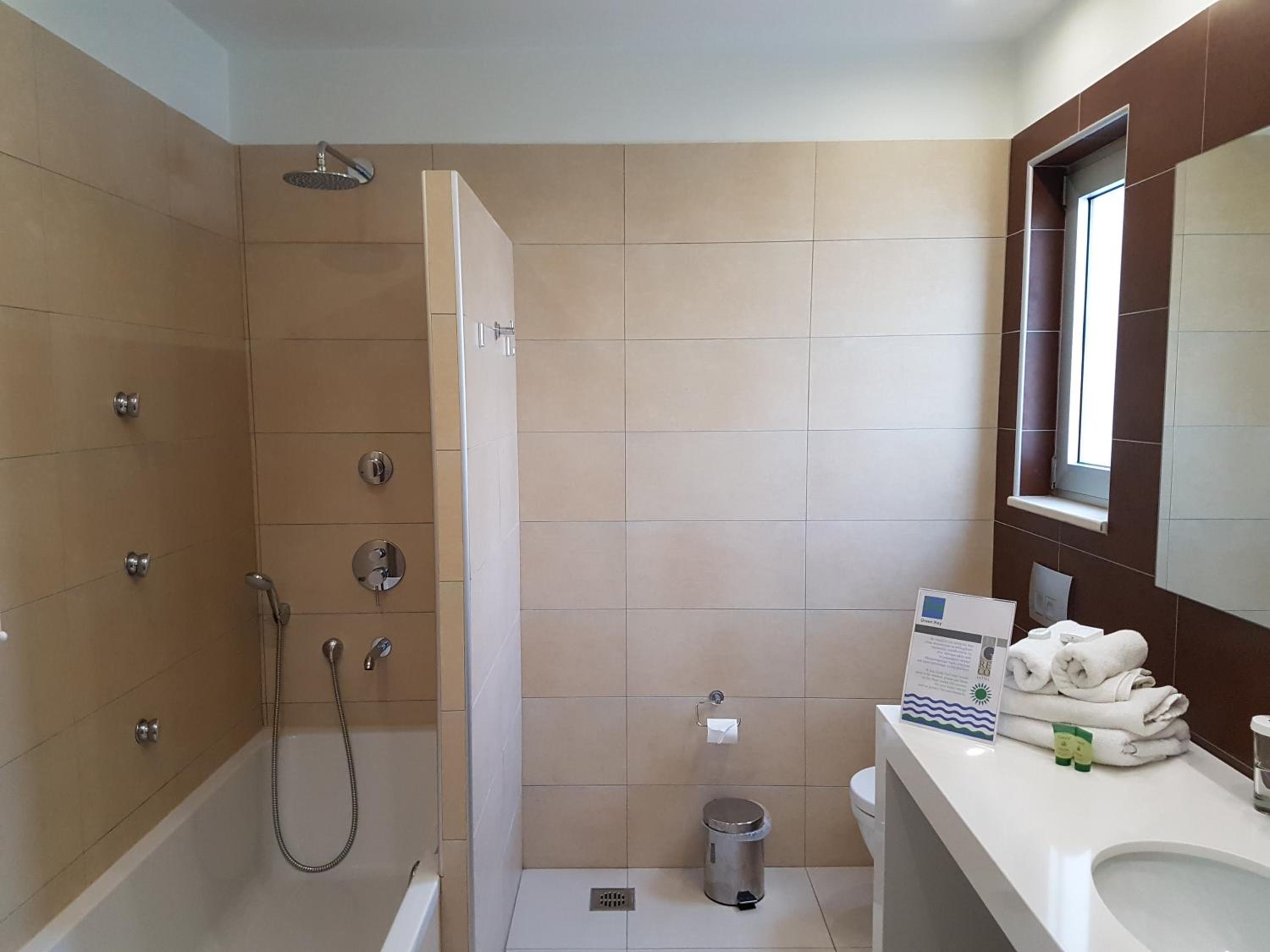 Suite with  Spa Bath and Sea View - Photo 11