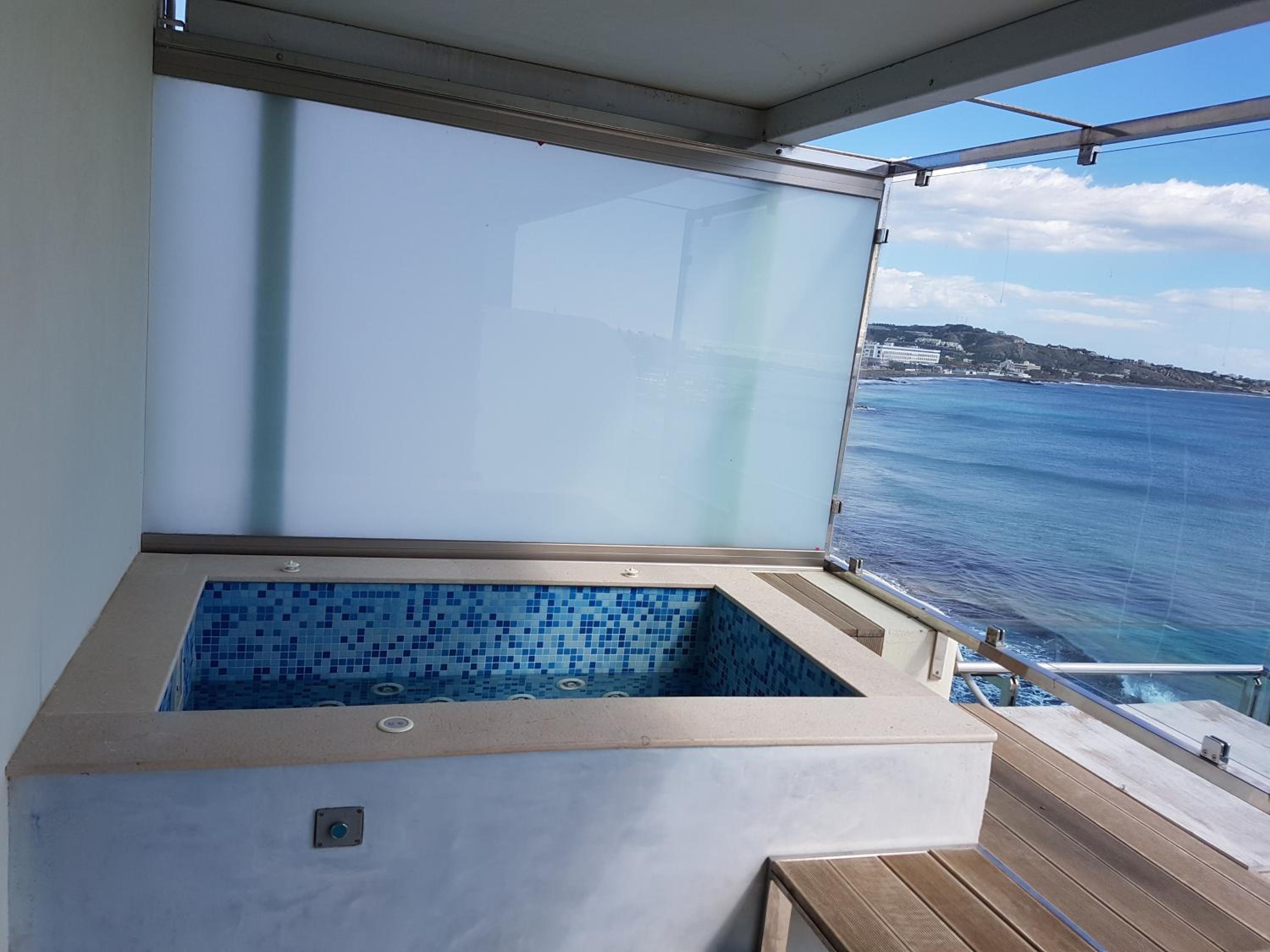 Suite with  Spa Bath and Sea View - Photo 12