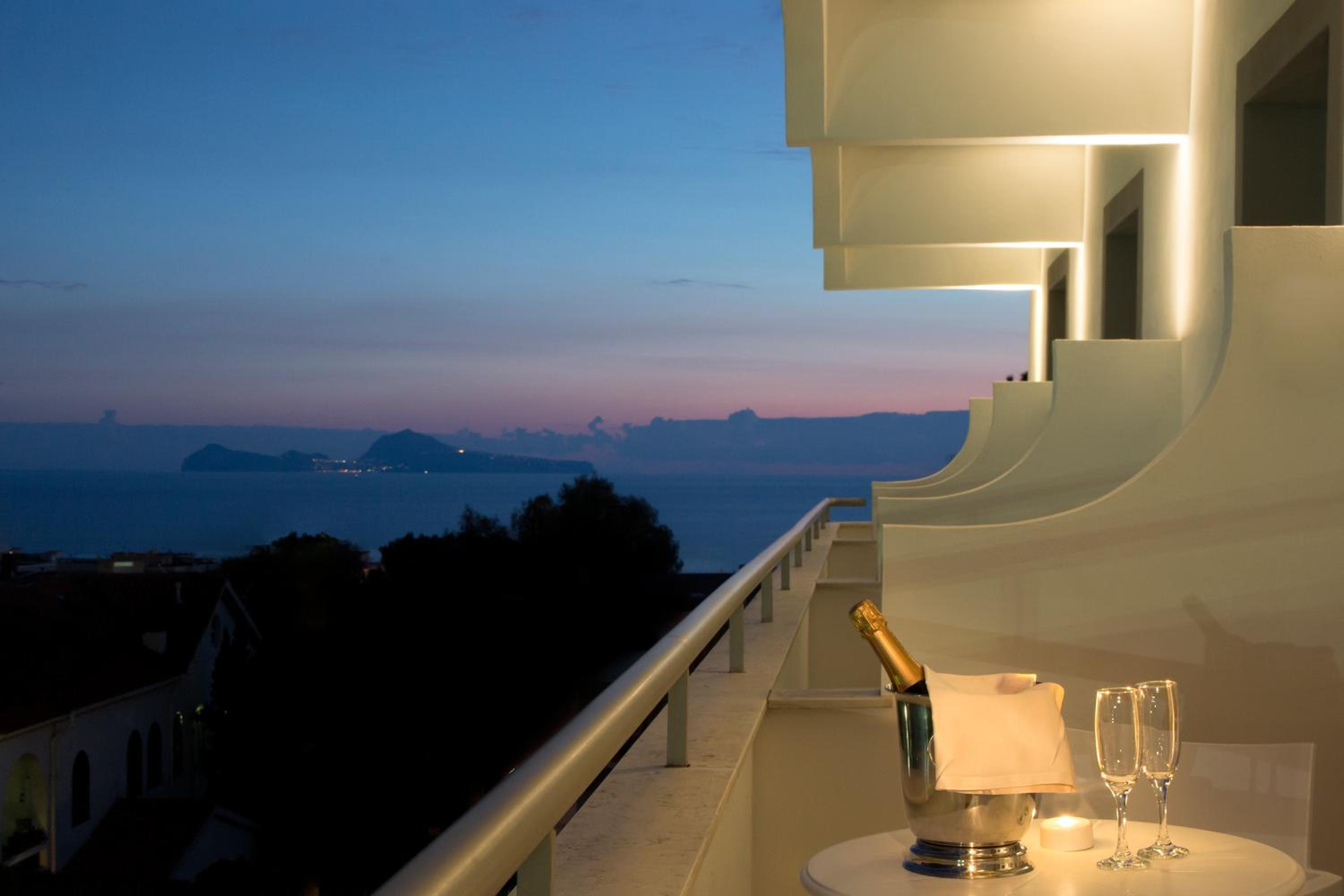 Double Room with Sea View - Photo 3