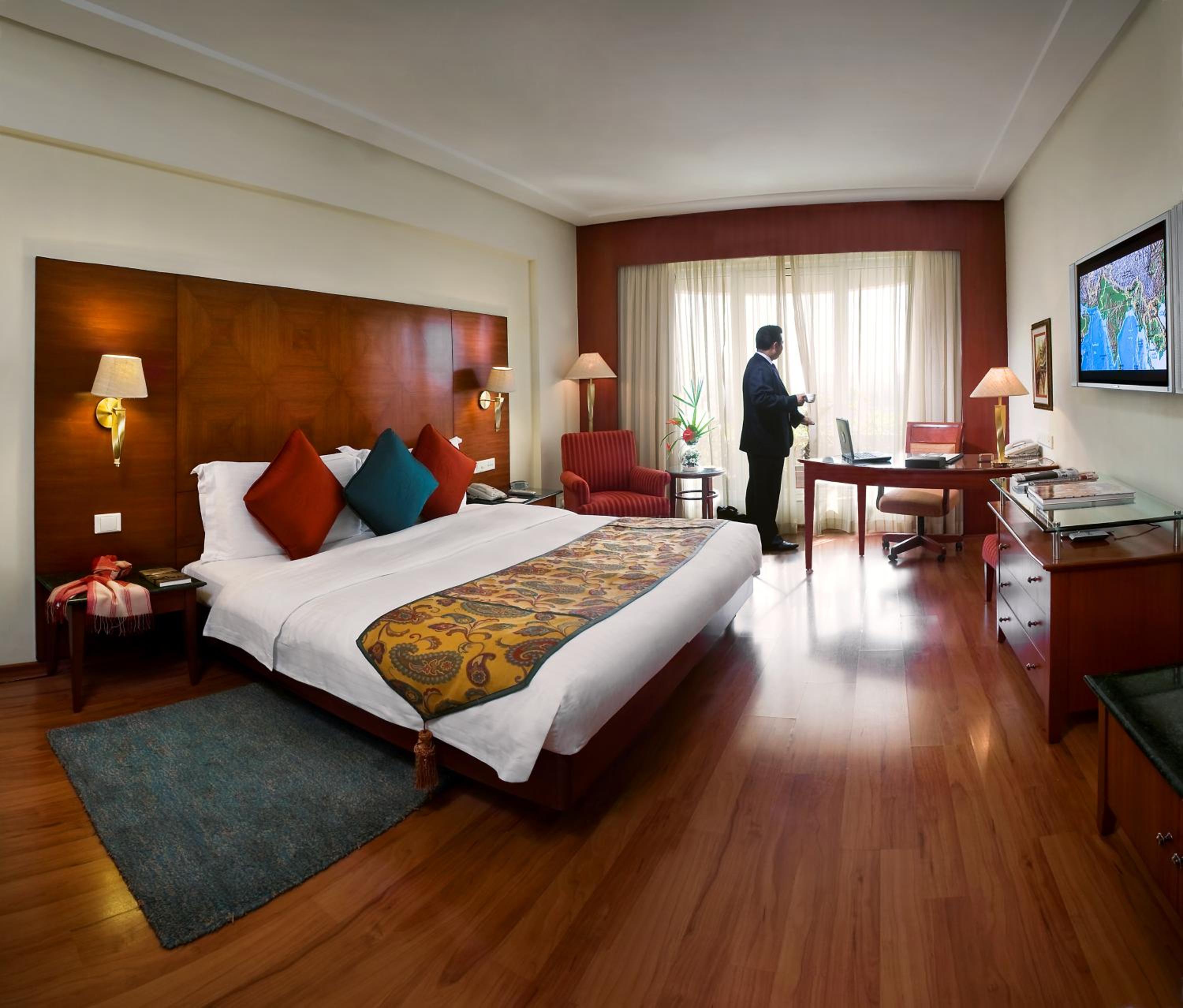 Lalit Club Room Twin Bed with Complimentary One way Airport Transfers , 15% off on session on Spa and Enjoy Happy Hours with 1+1 offer on Beverages - Photo 2