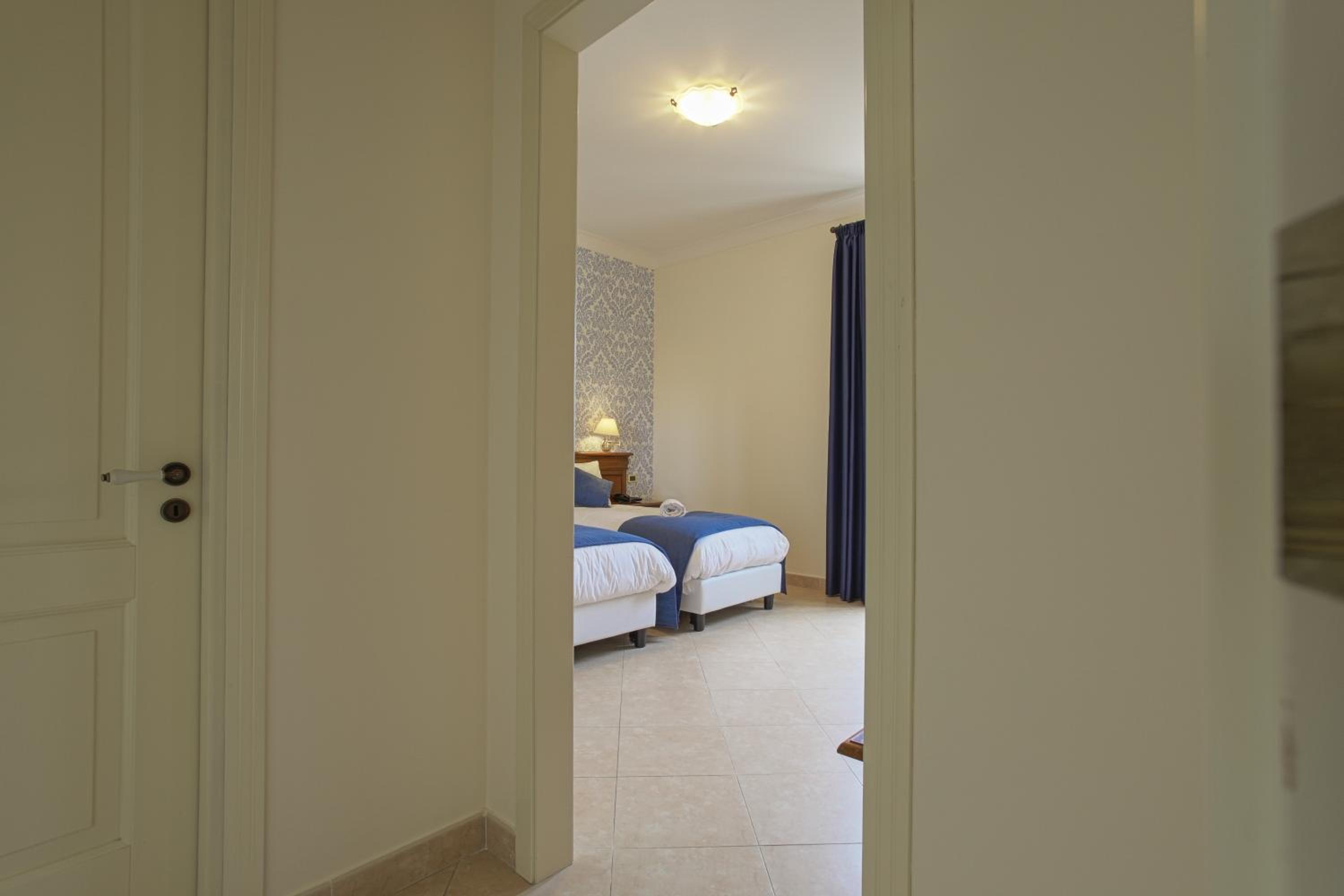 Superior Double or Twin Room - Photo 9