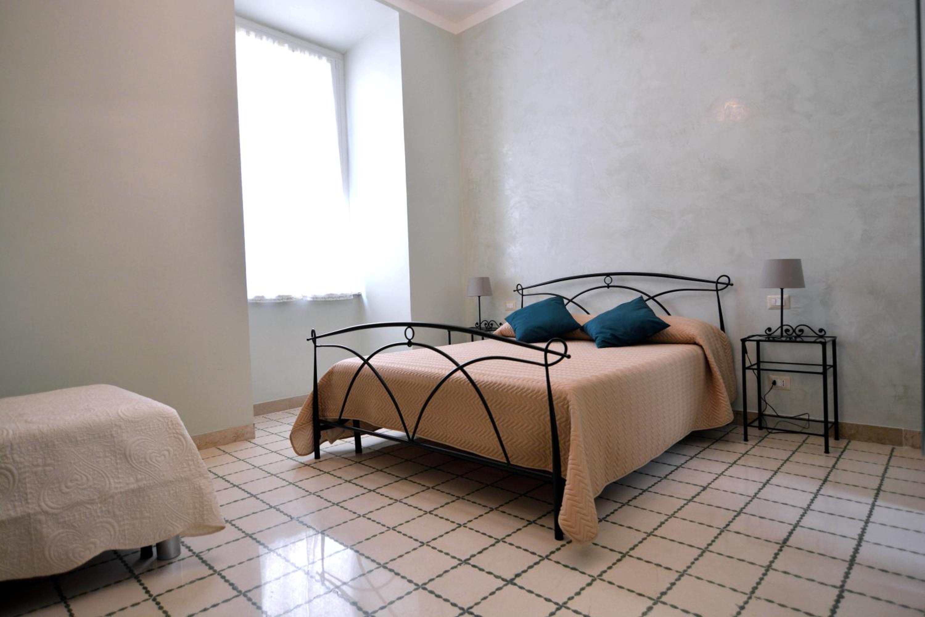 Deluxe Room (2 Adults + 1 Child) - Photo 10